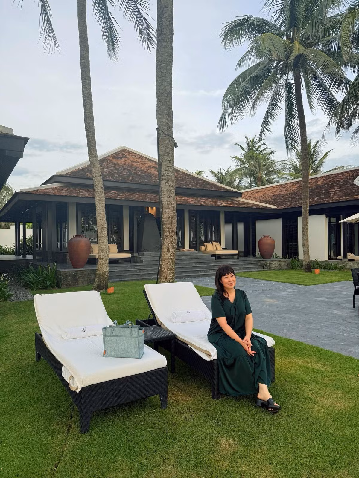 NSND Hồng Vân tận hưởng chuyến đi quay phim như du lịch. Ảnh: FB Hồng Vân