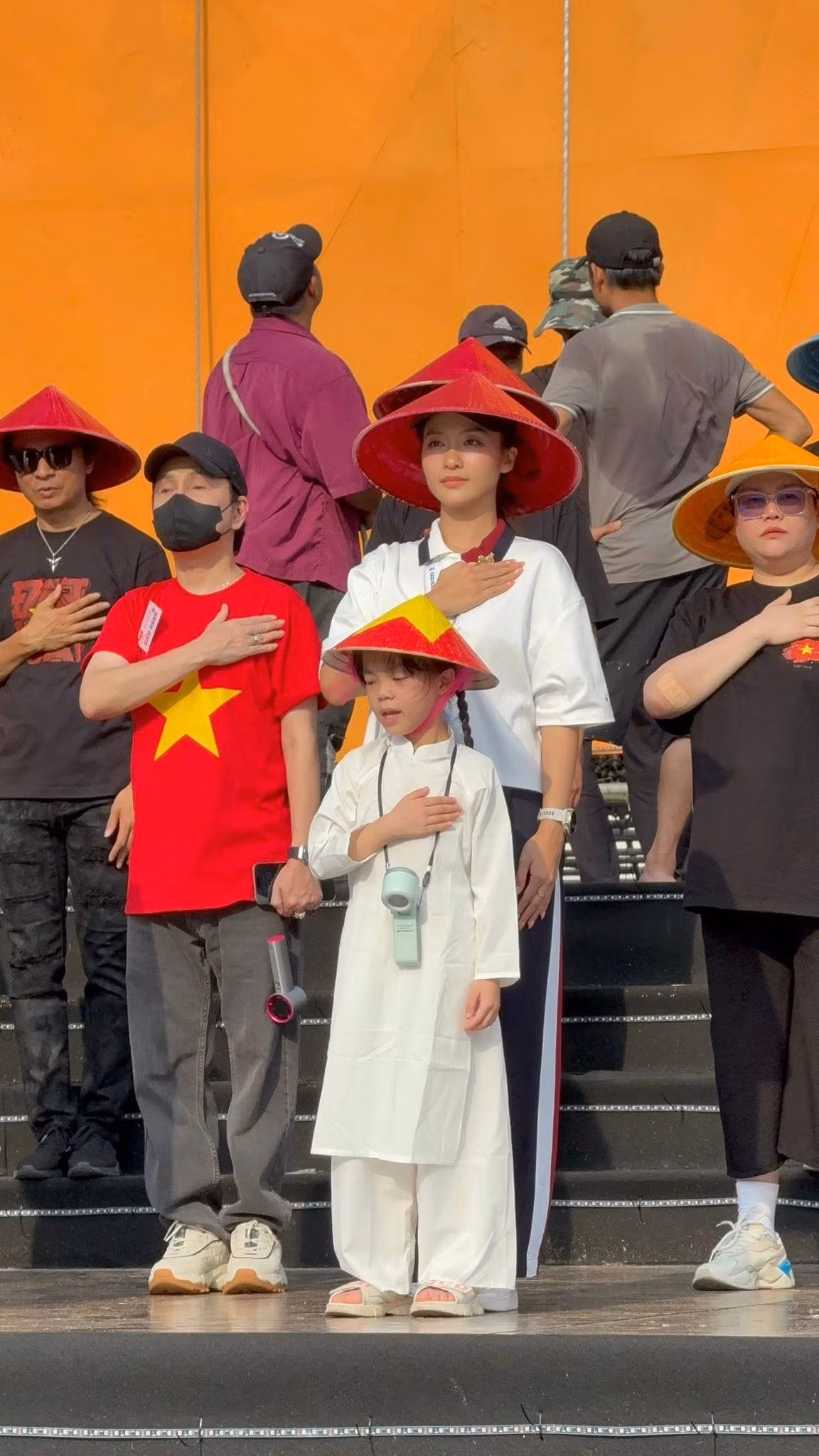 Trước đó, Khả Ngân hăng say luyện tập cho Lễ diễu binh, diễu hành kỷ niệm 80 năm Quốc khánh 2/9. Ảnh: FB Khả Ngân Sushi