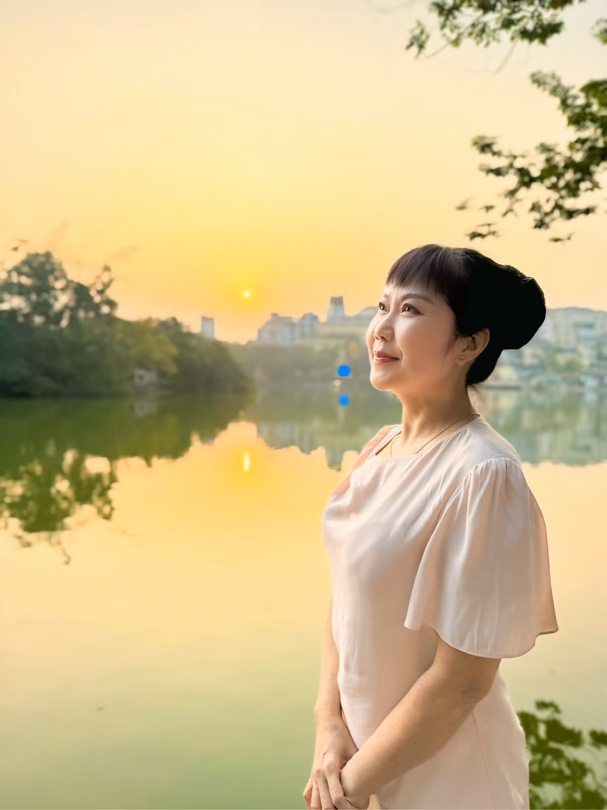 Diễn viên Thu Hương check in hồ Gươm buổi sáng. Ảnh: FB Trần Thu Hương