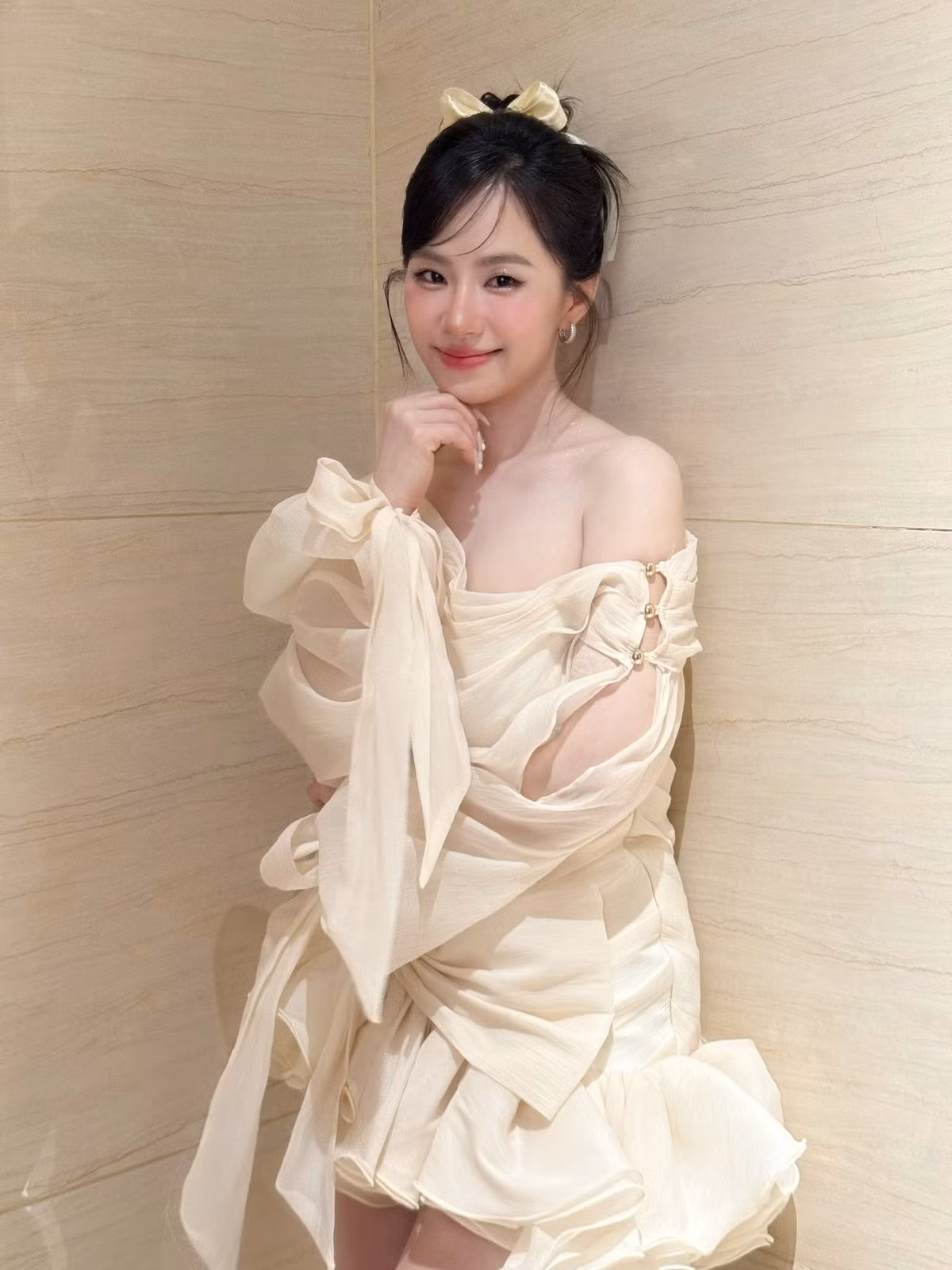 Sau thời gian nỗ lực giảm cân, nữ ca sĩ Lương Bích Hữu đã có màn "lột xác" ngoạn mục, sở hữu vóc dáng thon gọn và ngoại hình trẻ trung khó tin ở tuổi 41. Sự thay đổi này khiến khán giả không khỏi trầm trồ ngưỡng mộ.