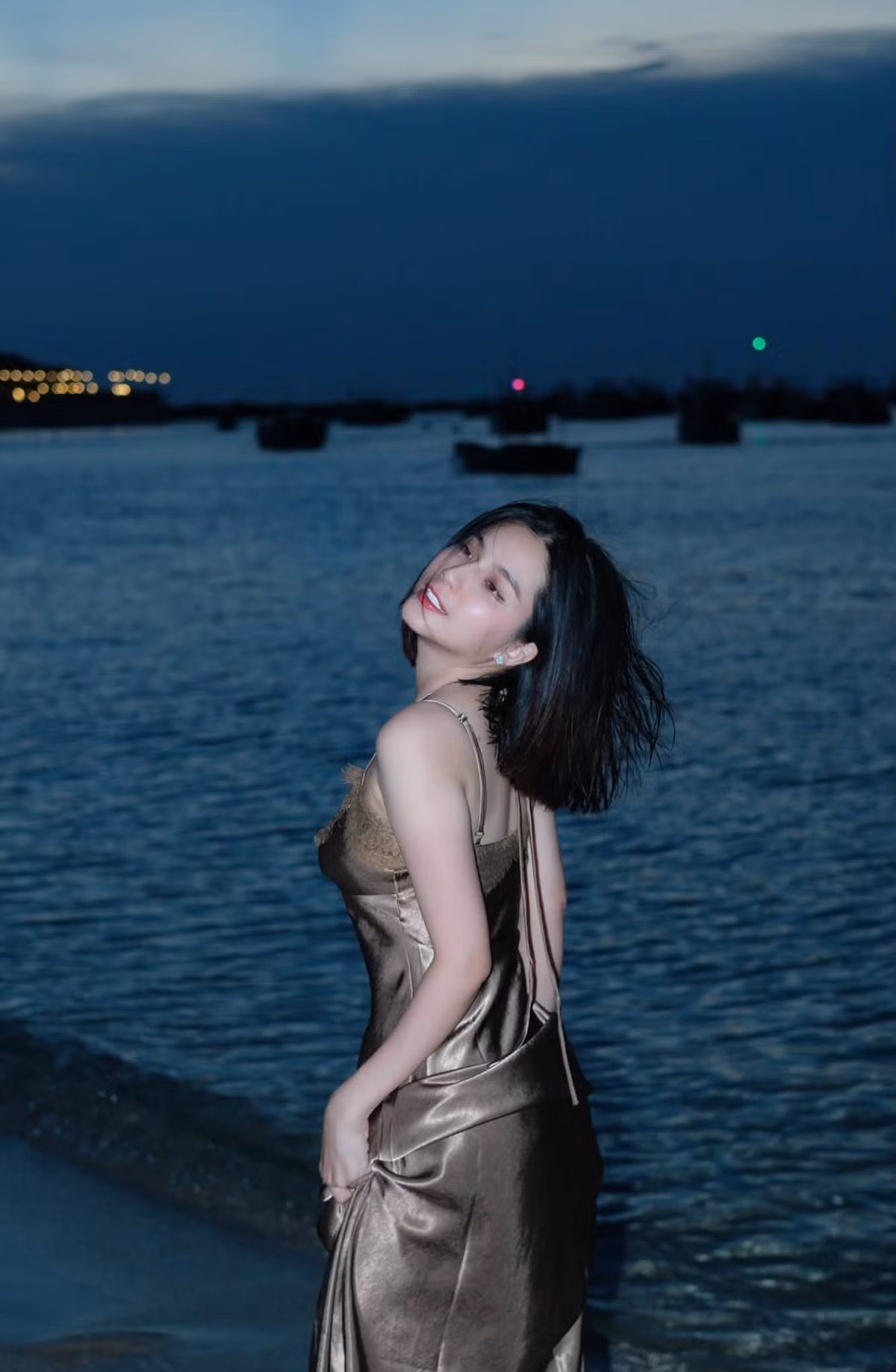 Ở tuổi 27, nhan sắc Thiên An được nhận xét ngày càng thăng hạng. Nếu trước đây cô gây ấn tượng bởi vẻ đẹp trong trẻo, ngây thơ thì hiện tại, người đẹp mang đến cảm giác trưởng thành hơn với thần thái thanh lịch, mặn mà và có chiều sâu. Ảnh: FB Thiên An