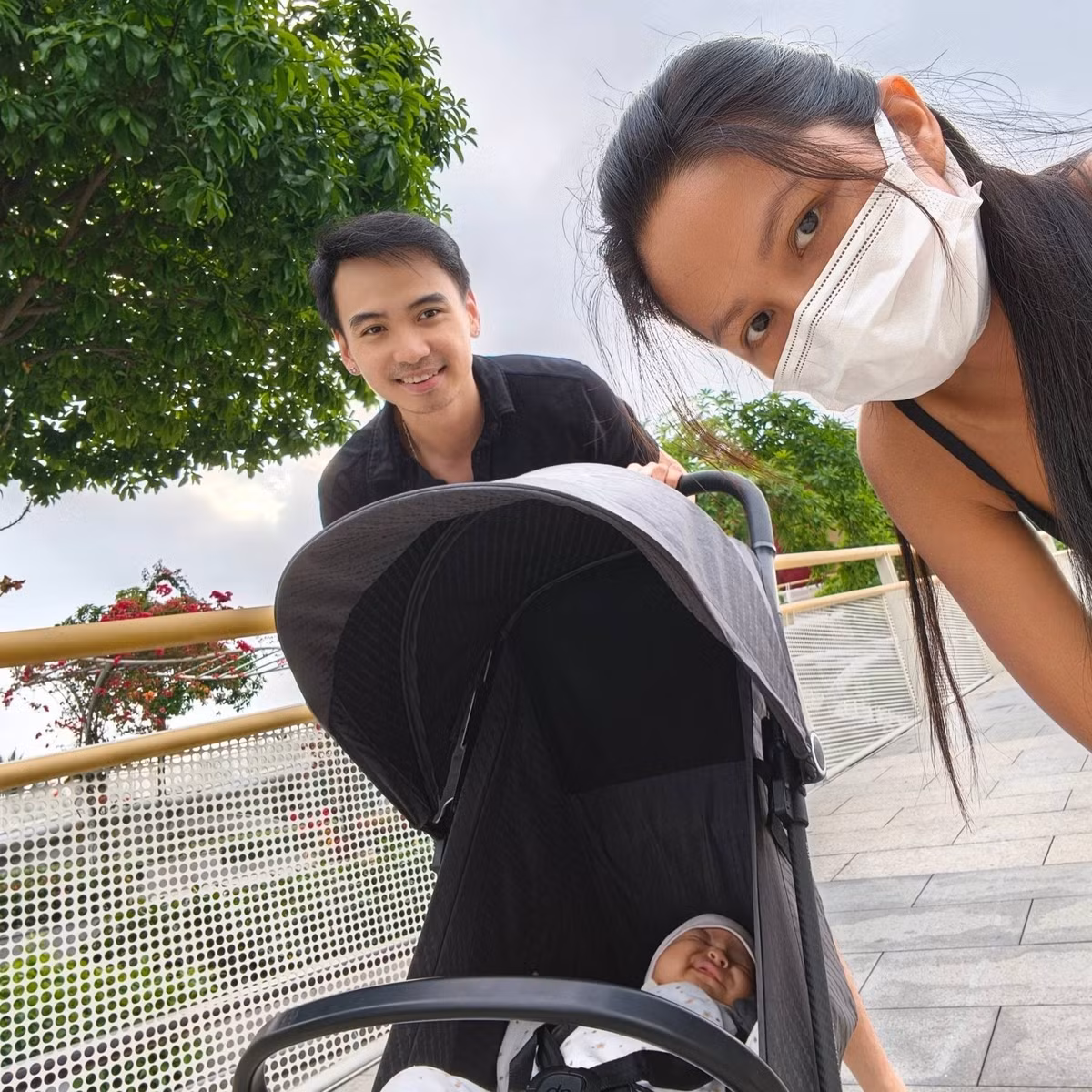 Trở thành mẹ bỉm sữa, phần lớn thời gian của H'Hen Niê đều xoay quanh con gái. Việc cô yêu thích nhất là cùng con tận hưởng những giây phút thư giãn, đi dạo cùng chồng và bé Harley.