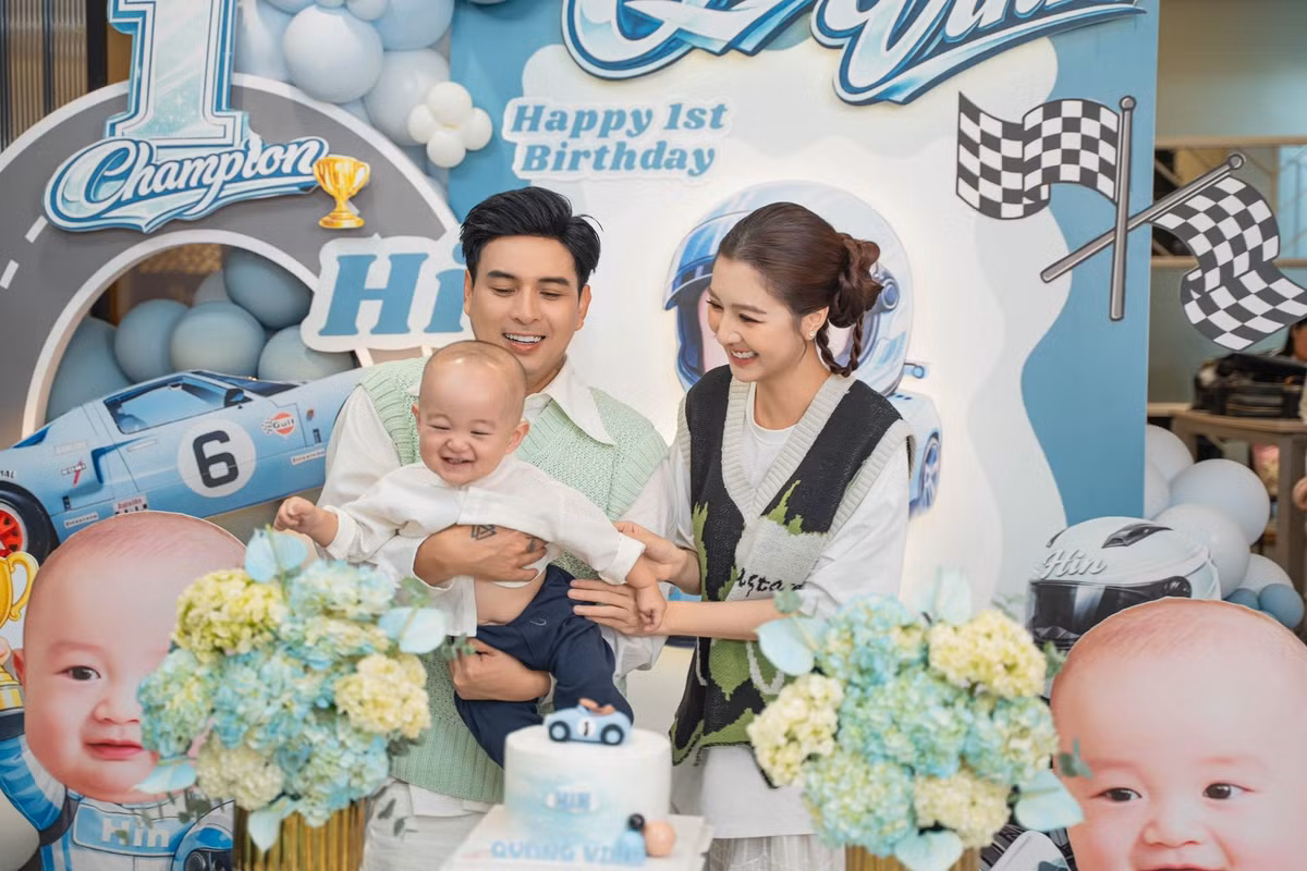 Ca sĩ Hồ Quang Hiếu và bà xã Tuệ Như đã tổ chức một bữa tiệc thôi nôi hoành tráng nhưng không kém phần ấm cúng, đánh dấu cột mốc đặc biệt đầu đời của quý tử.