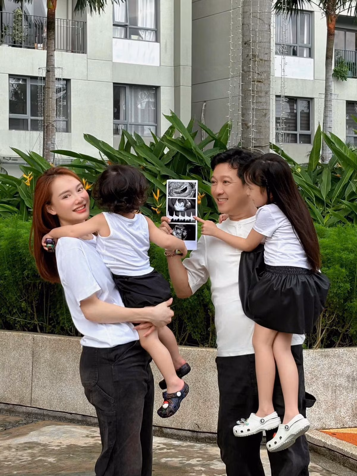 Diễn viên Trường Giang chia sẻ khoảnh khắc vợ chồng anh quây quần bên hai con và khoe ảnh siêu âm em bé trong bụng bà xã. Ảnh: FB Trường Giang