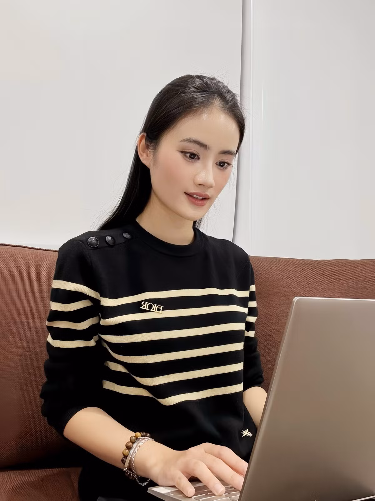 Huỳnh Trần Ý Nhi sinh năm 2002, quê Bình Định. Cô cao 1,75 m, số đo 79-59-89 cm, đăng quang Miss World Vietnam 2023.