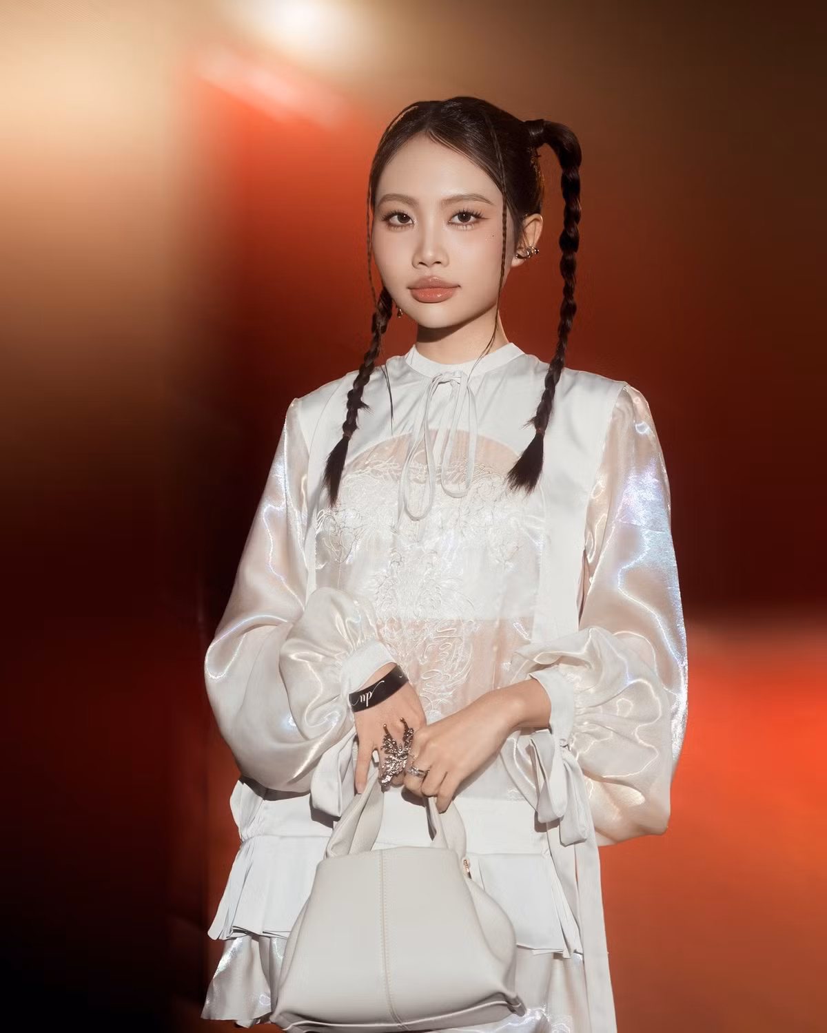 Phương Mỹ Chi đi ủng hộ Hoa hậu Mai Phương lấn sân làm ca sĩ. Ảnh: FB Phương Mỹ Chi