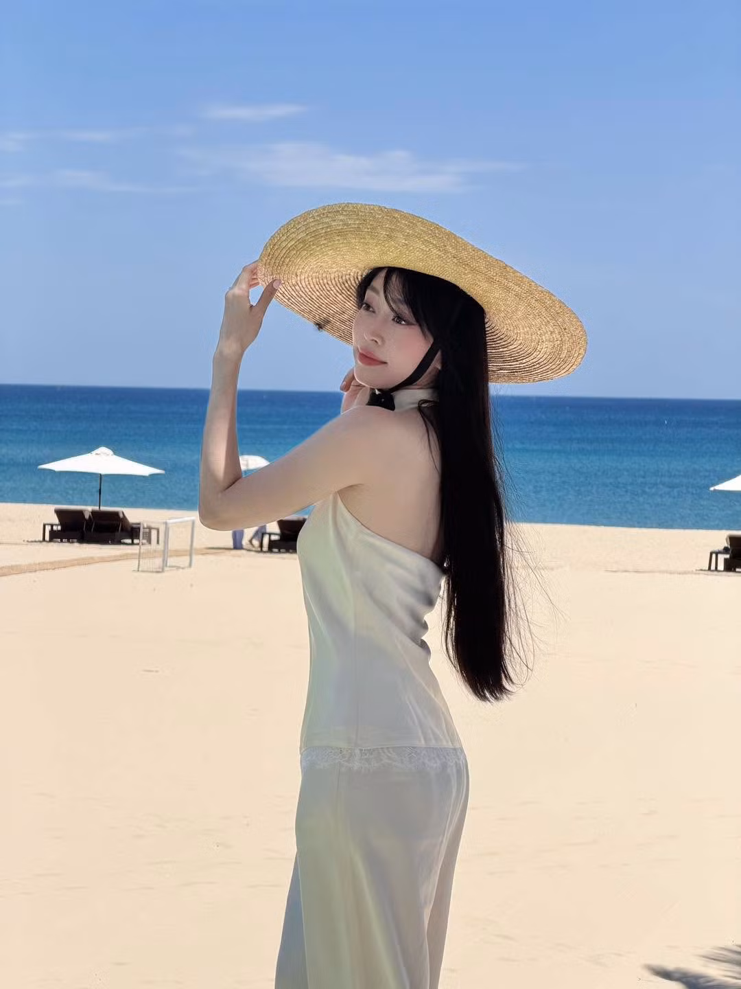 Không đóng khung bản thân trong một phong cách, Phương Nga liên tục làm mới hình ảnh. Cô có thể trở nên nữ tính, ngọt ngào trong những bộ váy nhẹ nhàng, nhưng cũng không kém phần thanh lịch và phong cách khi lựa chọn trang phục hiện đại. Ảnh: FB Bùi Phương Nga