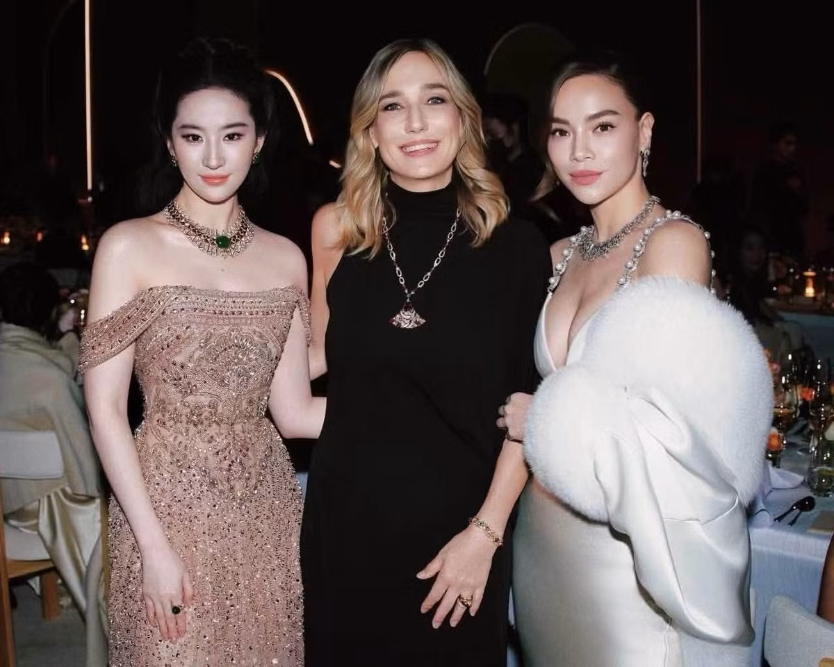 Trong sự kiện "2026 Eclettica International He Event Shanghai" diễn ra mới đây tại Thượng Hải (Trung Quốc). Hồ Ngọc Hà, Lưu Diệc Phi cùng là khách mời. Khoảnh khắc "nữ hoàng giải trí" showbiz Việt đọ sắc bên Lưu Diệc Phi và bà Laura Burdese - CEO của thương hiệu Bvlgari gây chú ý. Ảnh: FB Ho Ngoc Ha