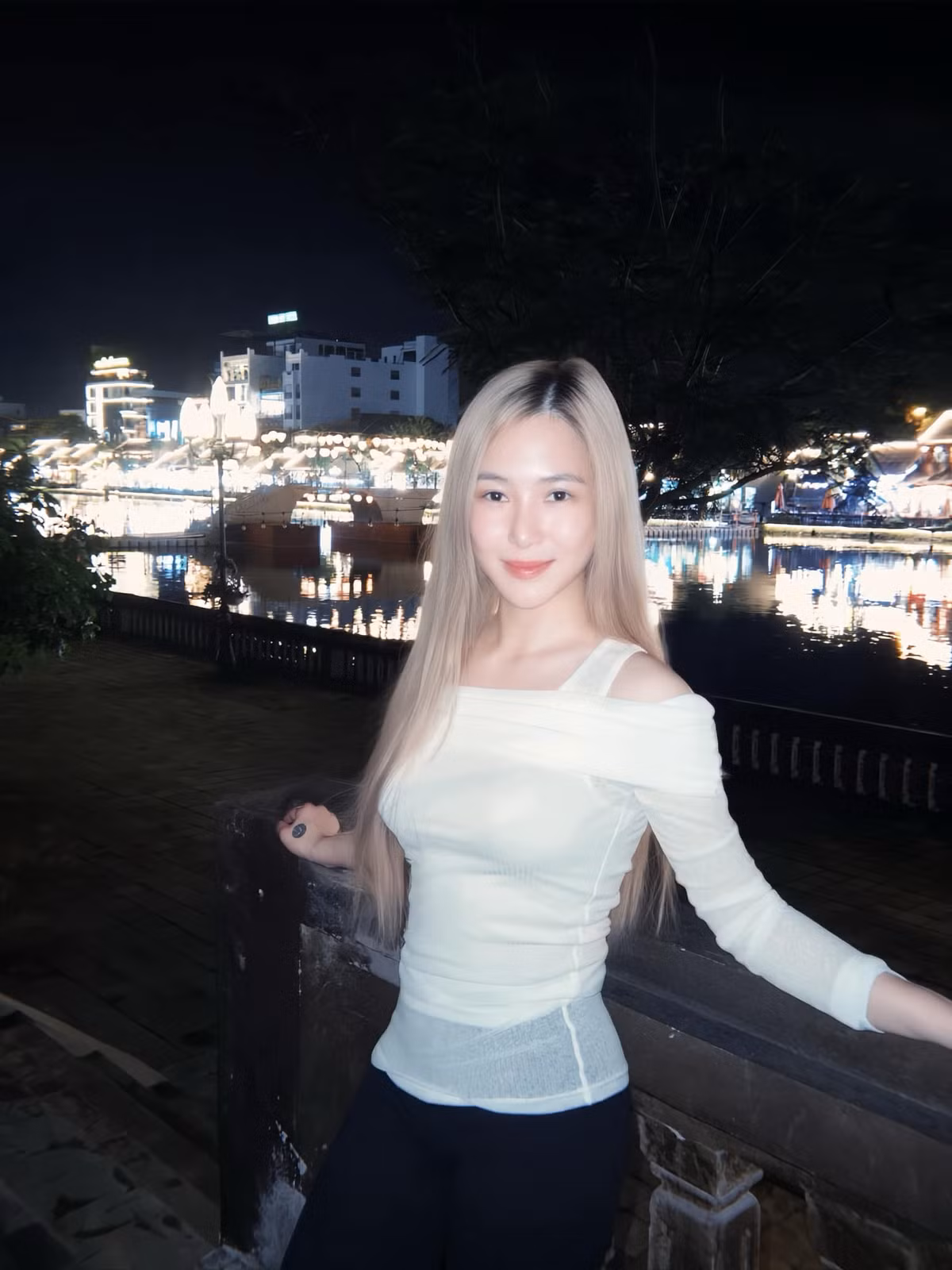 Hương Tràm chụp ảnh khi đến Ninh Bình. Ảnh: FB Hương Tràm Phạm