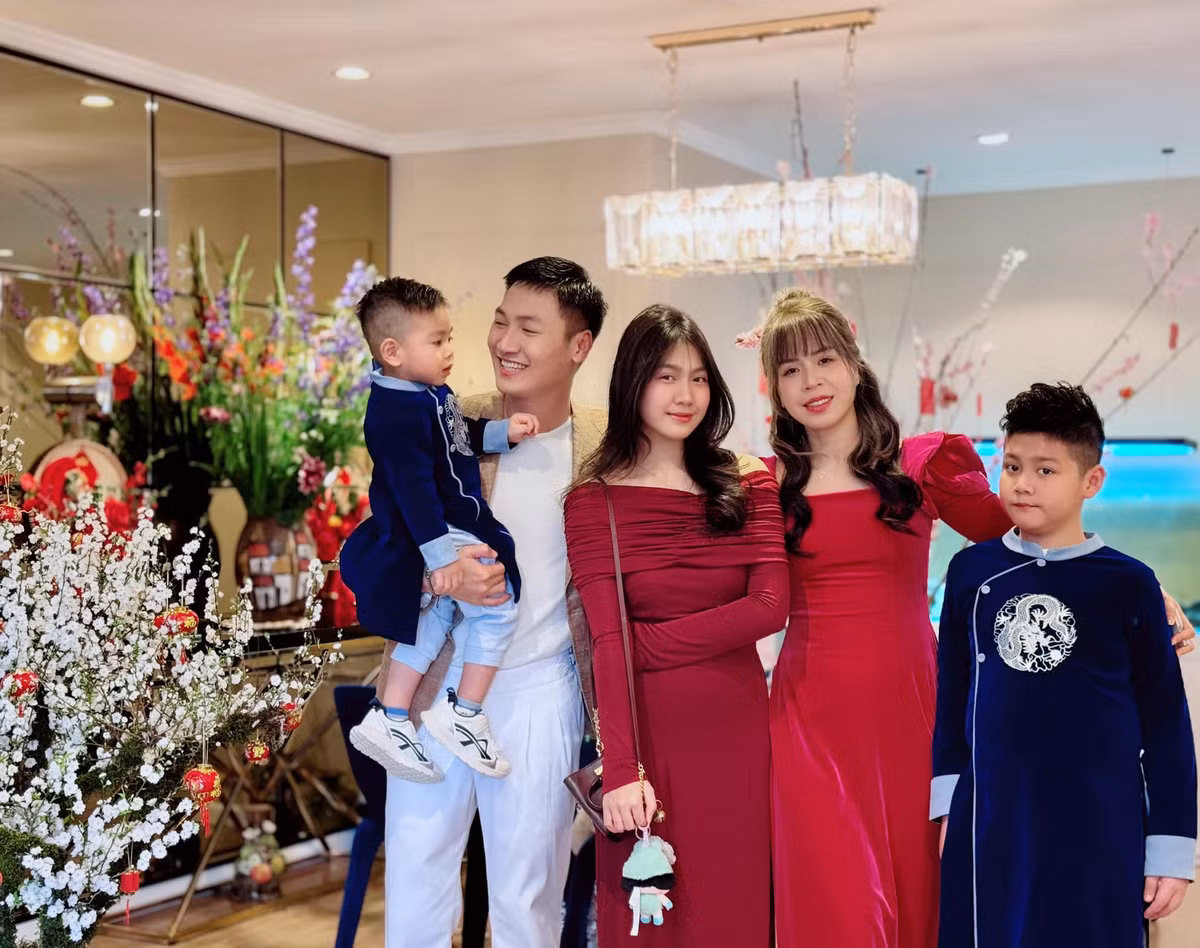 Ở tuổi 16, Chip đã cao ngang bằng mẹ, sở hữu vẻ đẹp dịu dàng, trong trẻo cùng nụ cười tỏa nắng.