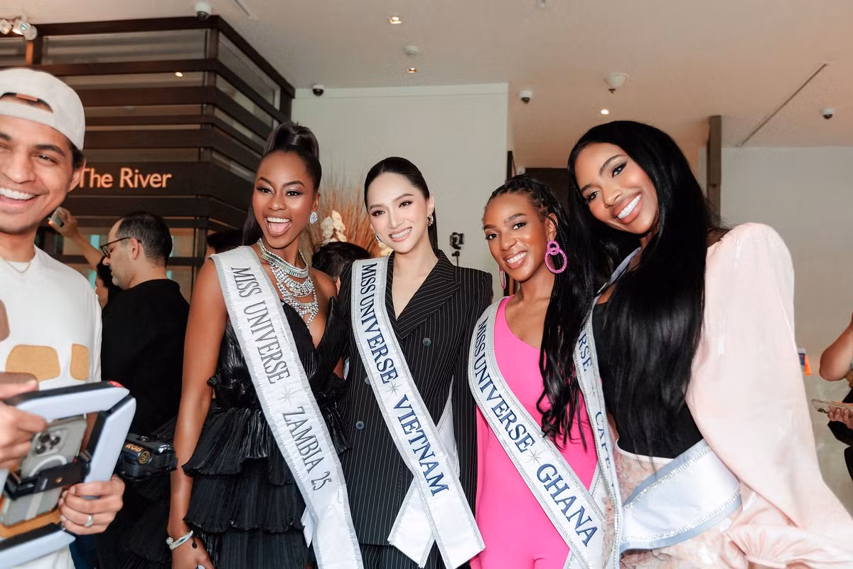 Trong ngày hoạt động thứ 2 của Miss Universe 2025, Hương Giang lựa chọn gam đen làm chủ đạo. Ban ngày, cô chọn bộ vest đen đầy quyền lực.