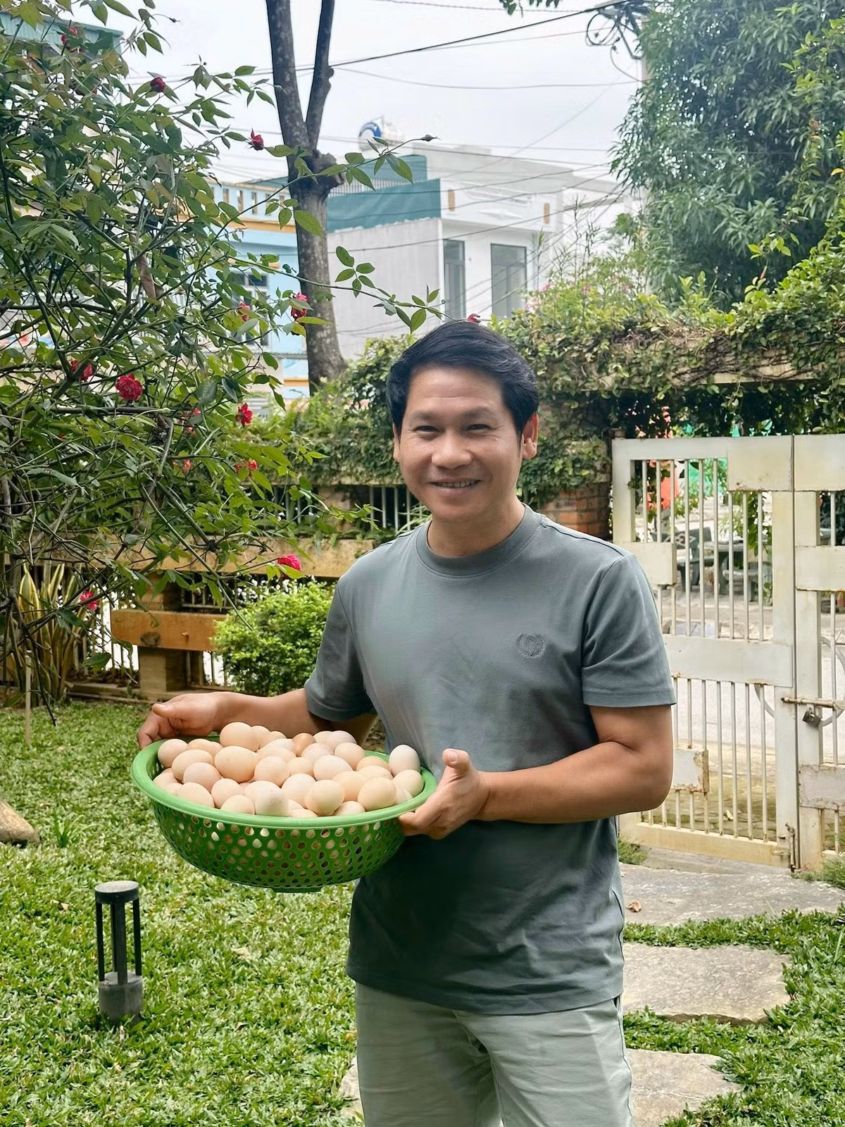 Ca sĩ Trọng Tấn khoe khoảnh khắc làm "nông dân". Ảnh: FB Ca sĩ Trọng Tấn
