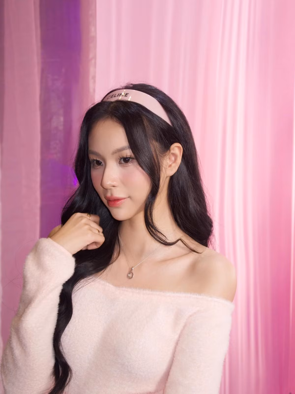Ngoài đời thường, Phí Phương Anh vẫn giữ phong độ thời trang ấn tượng với phong cách trẻ trung, năng động. Ảnh: FB Phí Phương Anh
