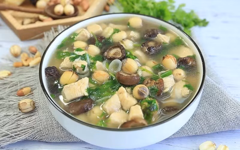 Canh gà hạt sen: Gà hầm với hạt sen và nấm. Nước canh trong, ngọt dịu, giúp cân bằng sau những bữa ăn nhiều đạm.