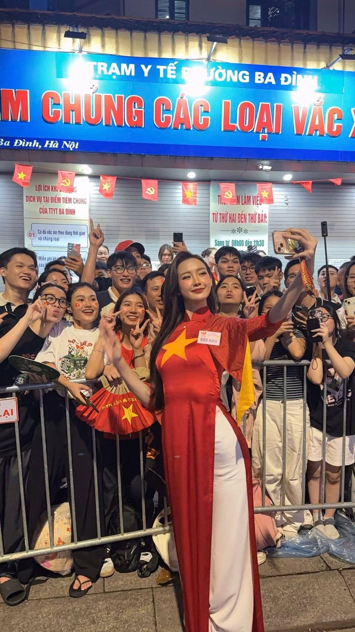 Hoa hậu Bảo Ngọc chụp ảnh cùng người hâm mộ trước giờ diễn ra lễ diễu binh, diễu hành A80. Ảnh: FB Lê Nguyễn Bảo Ngọc