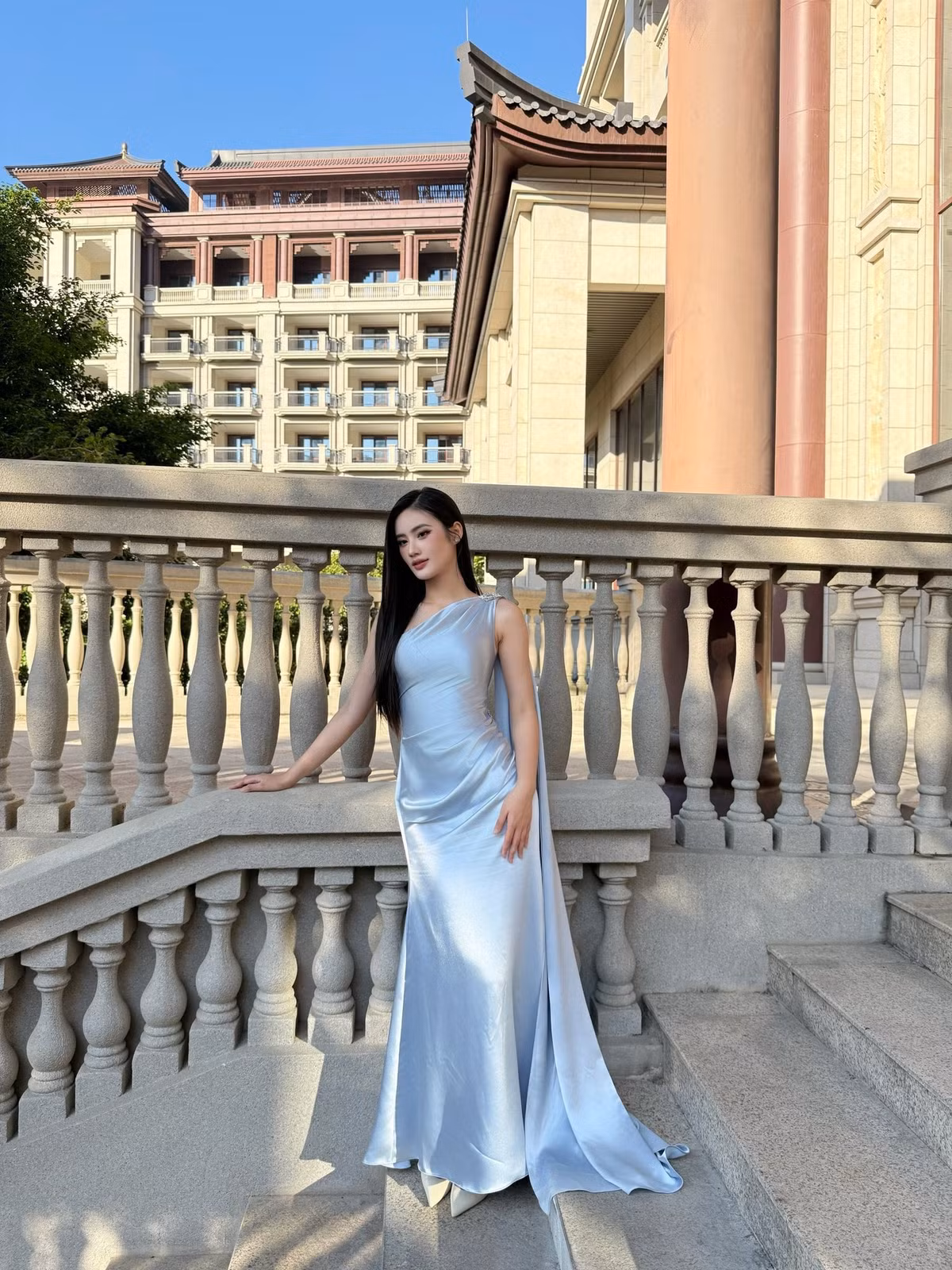 Hoa hậu Ý Nhi khoe vóc dáng với váy lụa màu xanh ngọc. Người đẹp đang có chuyến công tác tại Trung Quốc theo lời mời của một thương hiệu về làm đẹp. Ảnh: FB Huỳnh Trần Ý Nhi
