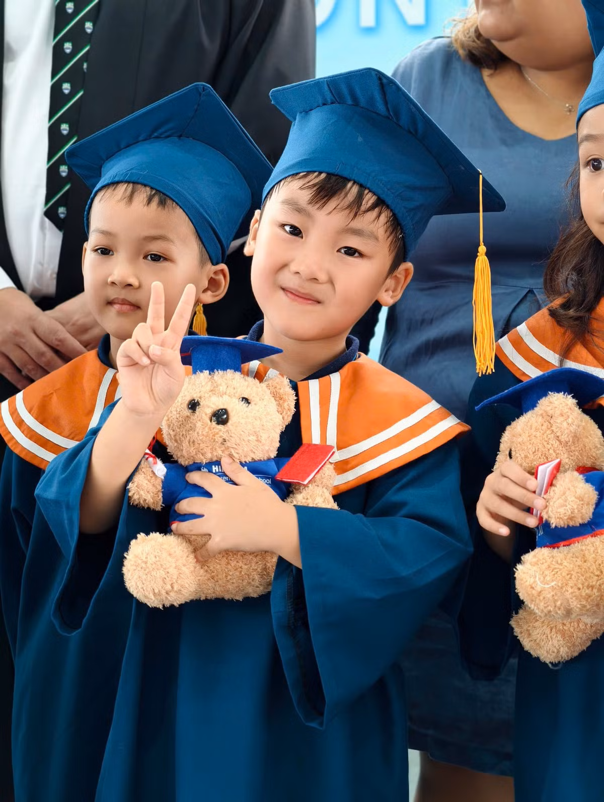 Bé Bo - con trai của ca sĩ Hòa Minzy tốt nghiệp mẫu giáo. Ảnh: FB Hòa Nguyễn