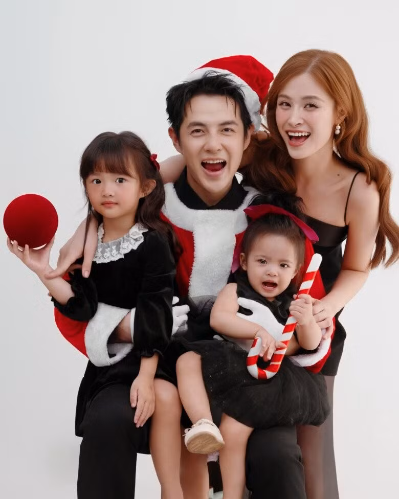 Trong khi đó, ái nữ thứ hai Hannie lại ghi điểm bởi vẻ đáng yêu, lanh lợi. Cô bé được nhận xét góp nhặt nhiều nét từ Ông Cao Thắng, đặc biệt là biểu cảm gương mặt và nụ cười.