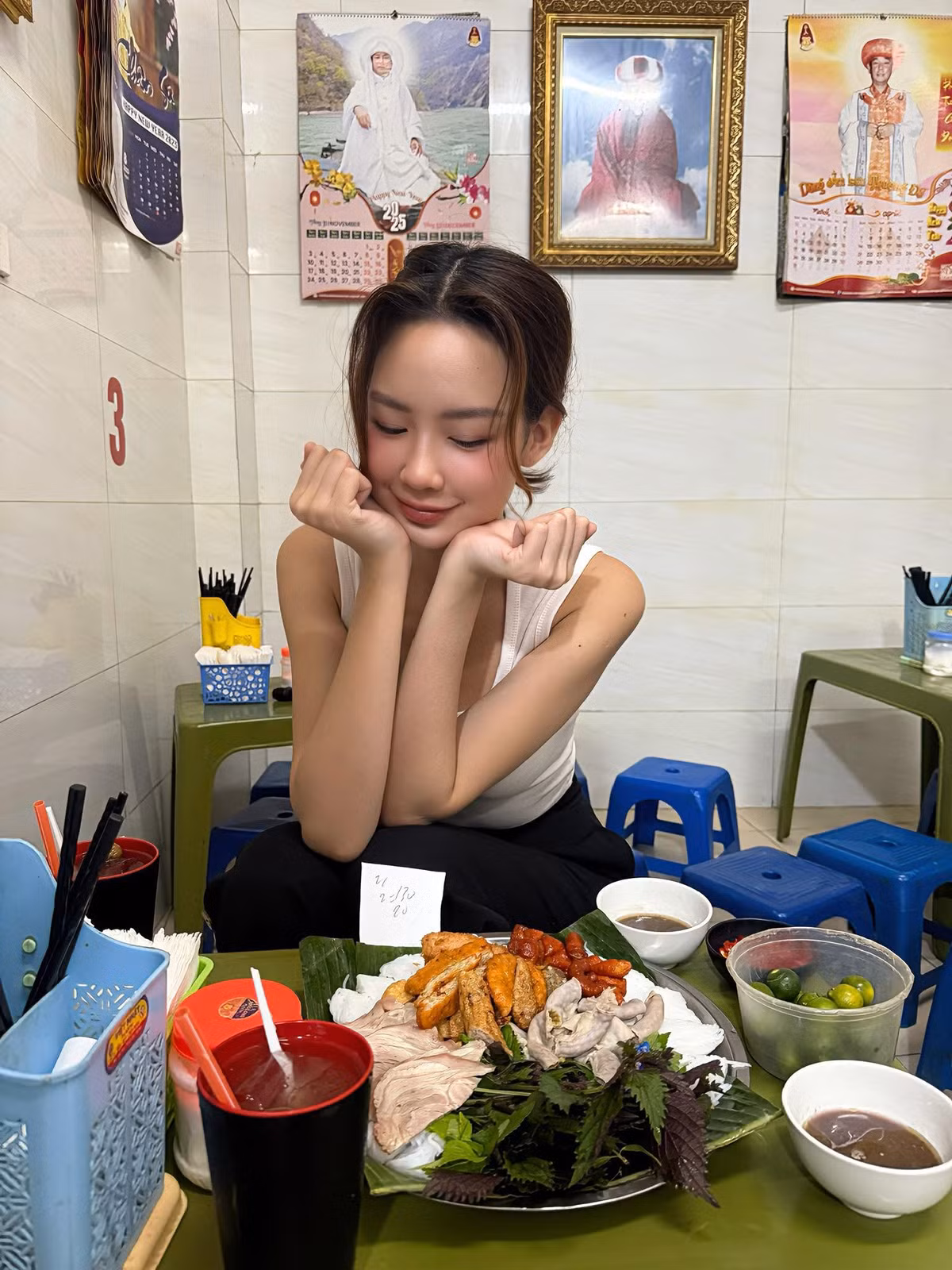 Bảo Ngọc thích thú khi được ăn bún đậu mắm tôm ở Hà Nội. Ảnh: FB Lê Nguyễn Bảo Ngọc