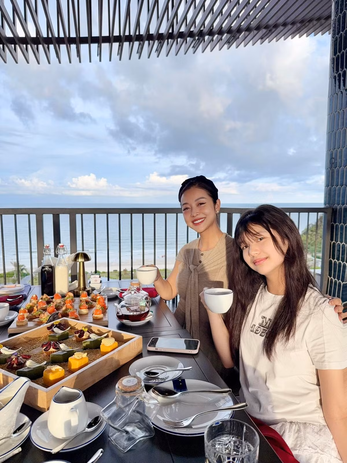 Con gái đầu của Hoa hậu Jennifer Phạm tên thật là Thùy An, sinh năm 2013 tại Mỹ. Đây là trái ngọt trong cuộc hôn nhân của Jennifer Phạm với chồng hiện tại – doanh nhân Đức Hải.