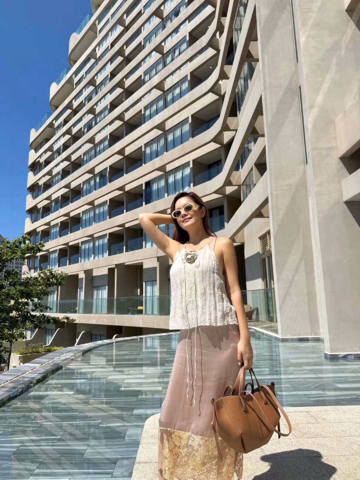 Không chạy theo những thiết kế bikini cắt xẻ táo bạo, cô vẫn khéo léo khoe trọn vẻ đẹp nữ tính, thanh lịch nhưng không kém phần quyến rũ.