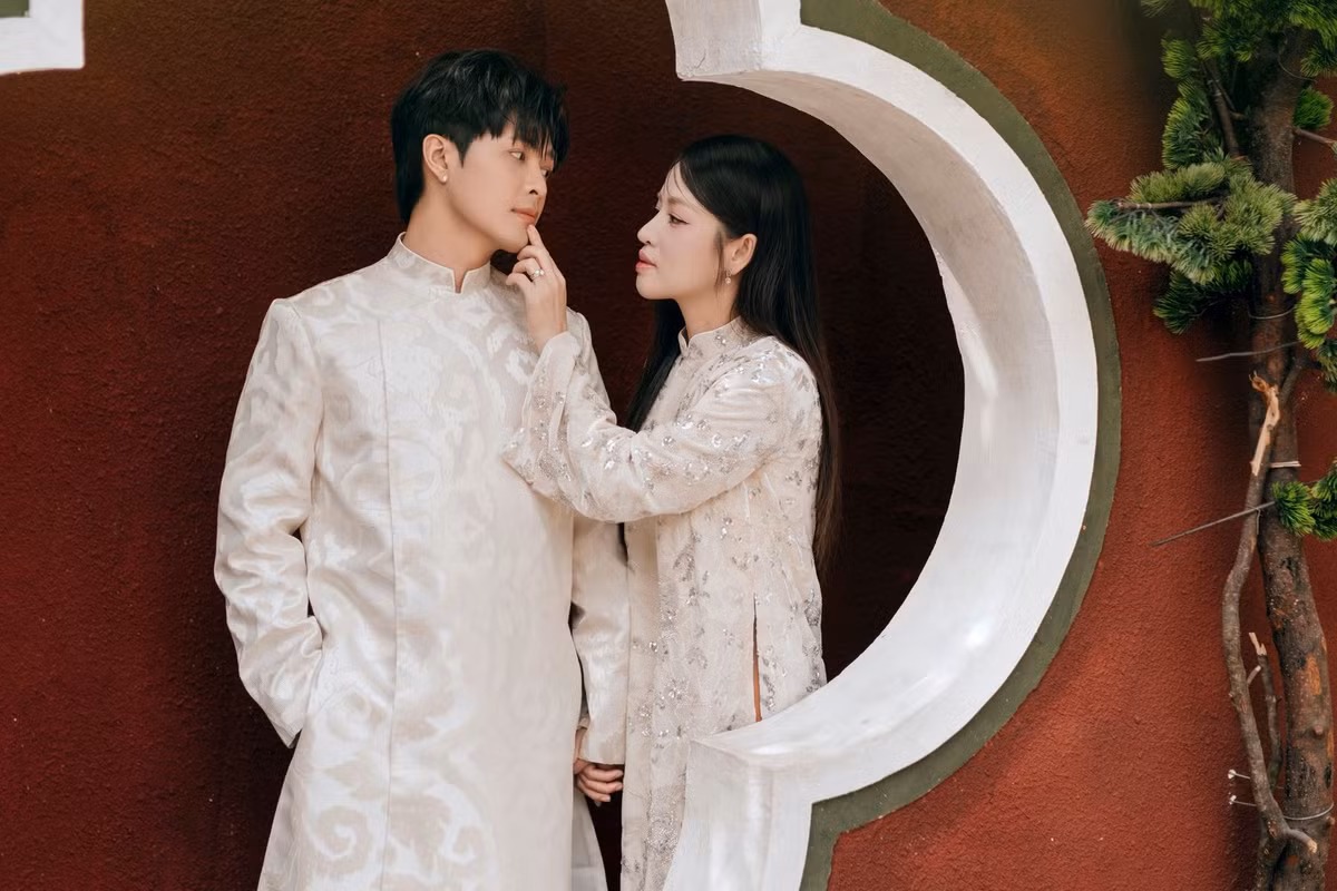 Tin tức sao Việt 13/2: Vợ chồng diễn viên Puka - Gin Tuấn Kiệt tay trong tay diện áo dài đón xuân. Ảnh: FB Gin Tuấn Kiệt