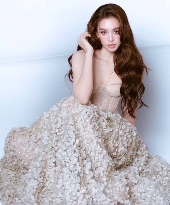 Những năm gần đây, Tiểu Vy trở thành gương mặt quen thuộc tại các sự kiện thời trang và làm đẹp lớn. Cô thường xuyên đảm nhận vai trò vedette, mẫu ảnh và đại diện cho nhiều thương hiệu.