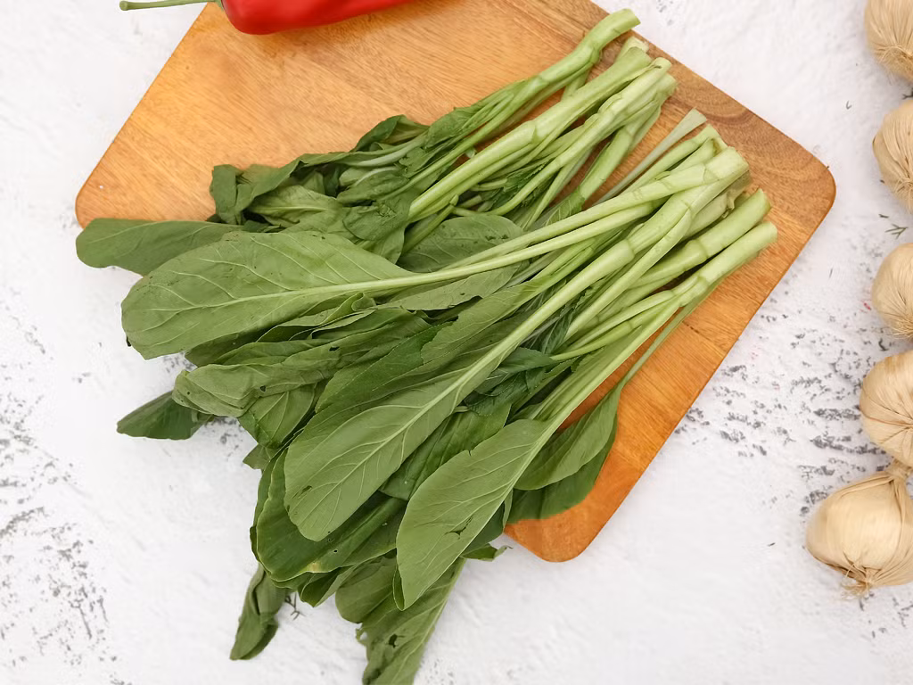Cải ngồng chứa nhiều vi chất như vitamin C, vitamin K, tiền chất vitamin A, một số vitamin nhóm B cùng các khoáng chất như kali, canxi và sắt với hàm lượng thay đổi tùy giống rau và cách chế biến. Những dưỡng chất này tham gia vào nhiều hoạt động của cơ thể, từ chức năng miễn dịch, thị lực đến quá trình đông máu và chuyển hóa năng lượng. Bổ sung cải ngồng trong thực đơn là một cách giúp phụ nữ đa dạng hóa nguồn cung cấp vi chất từ thực phẩm tự nhiên. Ảnh: Bách hoá XANH
