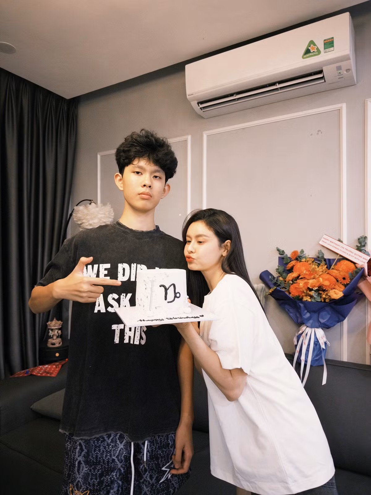 Trương Quỳnh Anh tự hào về chiều cao vượt trội của con trai. Ảnh: FB Trương Quỳnh Anh