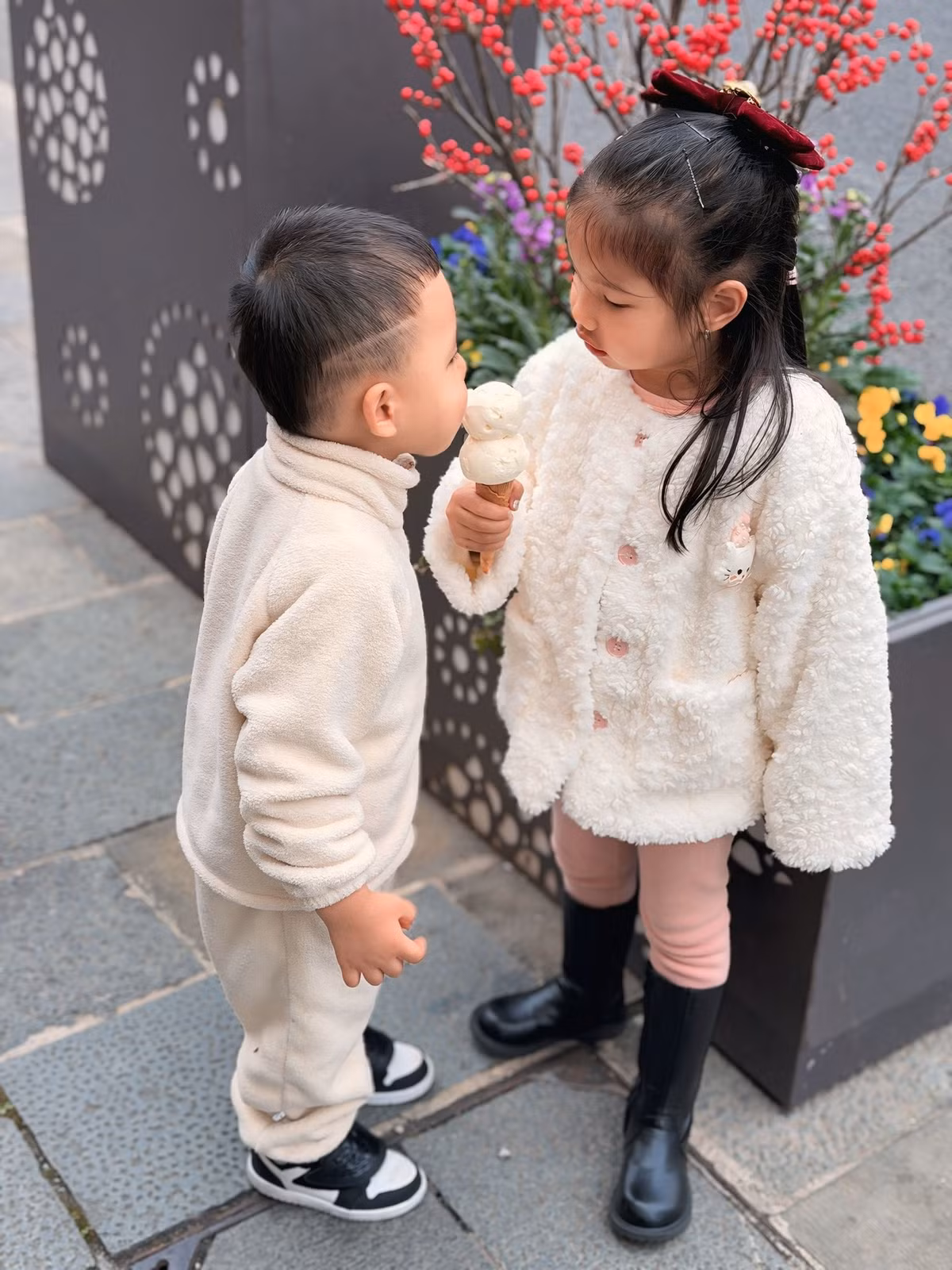 Những khoảnh khắc các bé hồn nhiên dạo phố, khám phá thành phố mới khiến nhiều khán giả thích thú.