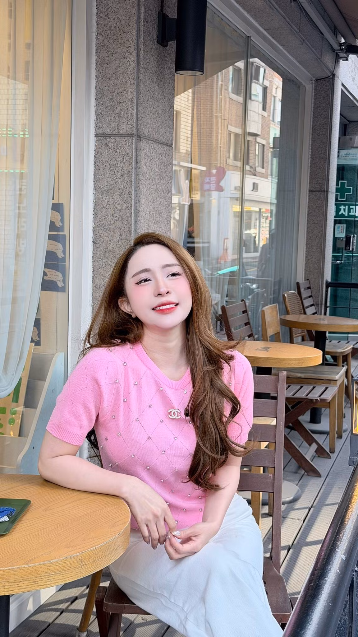 Ở tuổi 38, nữ diễn viên khiến nhiều người bất ngờ với làn da trắng bóc, mịn màng.