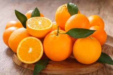 Để tăng cường khả năng bảo vệ tế bào não, đừng bỏ qua quả cam. Cam là nguồn vitamin C dồi dào, đóng vai trò quan trọng trong việc bảo vệ tế bào não khỏi tổn thương oxy hóa. Vitamin C cũng tham gia vào quá trình tổng hợp các chất dẫn truyền thần kinh, góp phần duy trì sự minh mẫn. Ảnh: Shutterstock