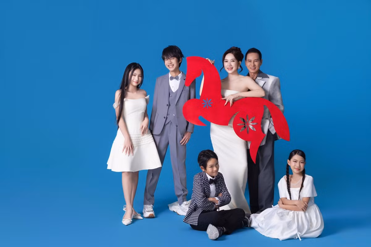 Sau khi kết hôn, Minh Hà dần lui về phía sau để trở thành hậu phương vững chắc cho chồng. Không chỉ chăm sóc gia đình, cô còn đảm nhận nhiều vai trò quan trọng trong các dự án phim Lật Mặt như sản xuất, quản lý tài chính, truyền thông và hậu cần.