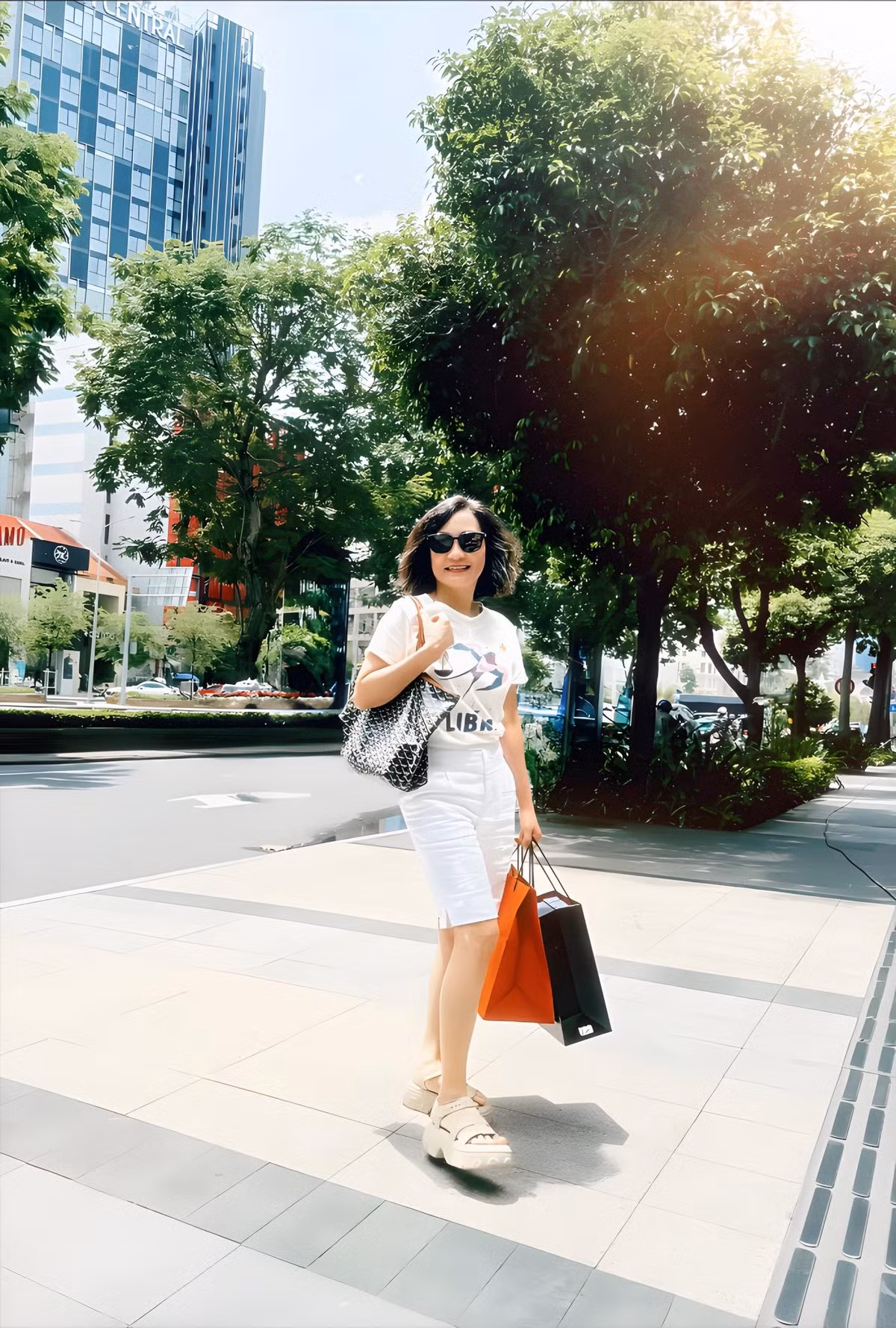 Trước đó, nghệ sĩ Hồng Đào vướng tin đồn kết hôn lần 2. Tuy nhiên, diễn viên cho biết: “Tôi cảm nhận được sự yêu thương của khán giả. Mọi người đều mong tôi được hạnh phúc. Tôi cảm ơn tình cảm này và đang thực sự vui vẻ với hiện tại”, cô chia sẻ.