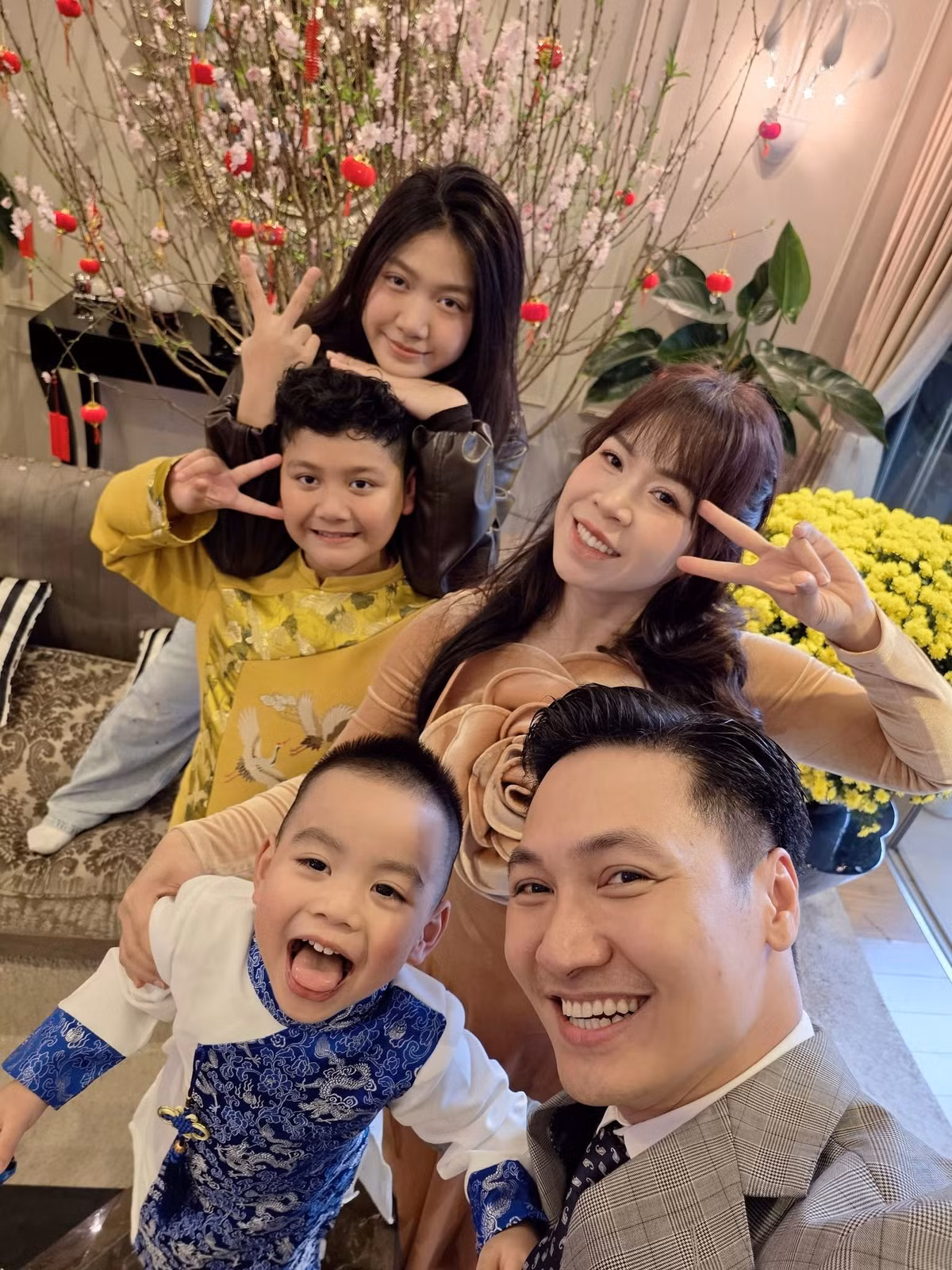 Hơn một thập kỷ trôi qua, cô bé Chíp ngày nào đã bước sang tuổi 17. Phương Linh hiện sở hữu mái tóc dài, gương mặt thanh tú cùng đường nét ngày càng hài hòa. Vẻ ngoài nữ tính, trưởng thành của cô khiến nhiều người không khỏi bất ngờ khi nhìn lại những hình ảnh thuở nhỏ từng gắn liền với chương trình truyền hình đình đám. Ảnh: FB Nguyen Manh Truong