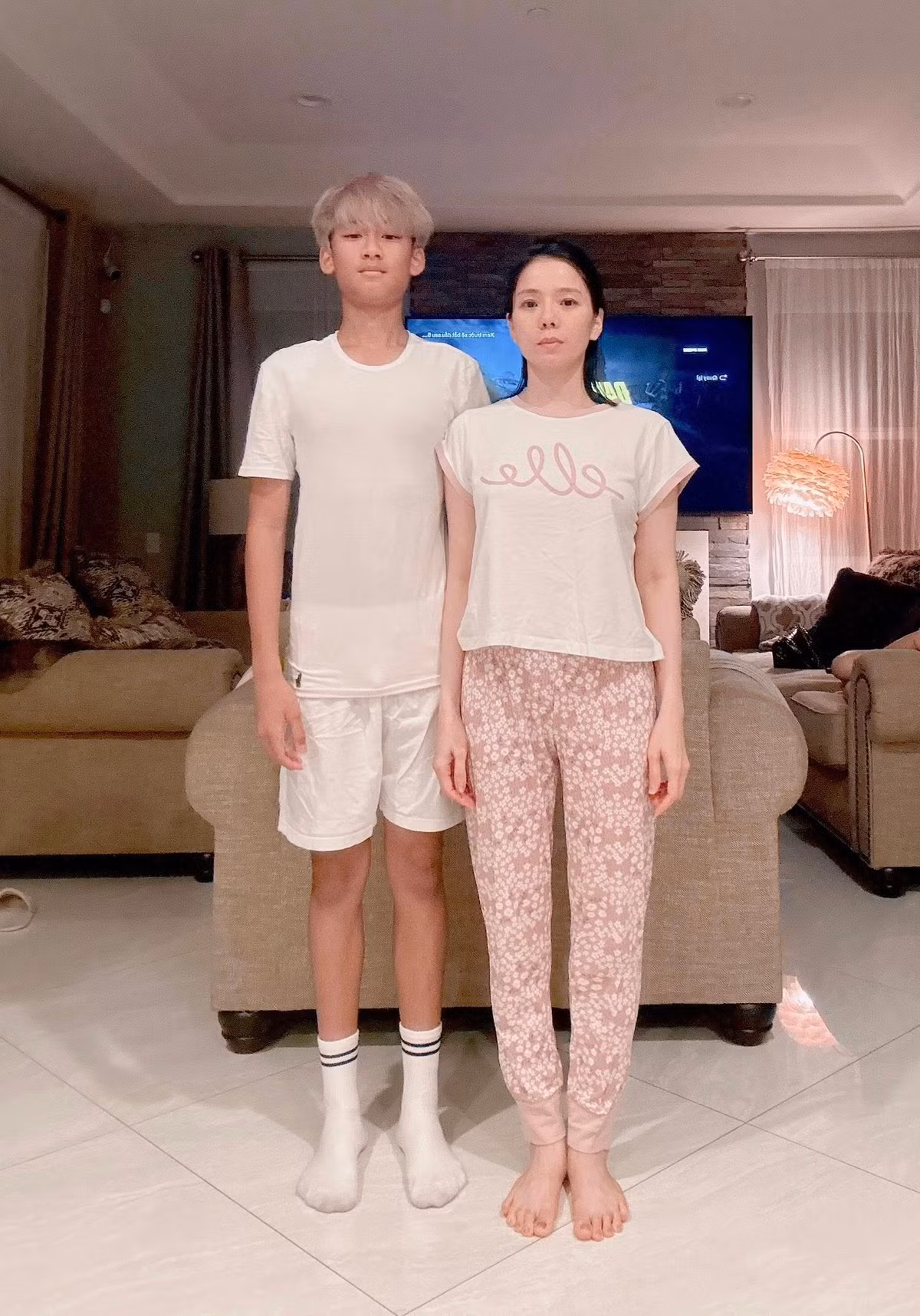 Ca sĩ Lệ Quyên đo chiều cao với con trai. Ảnh: FB Lệ Quyên