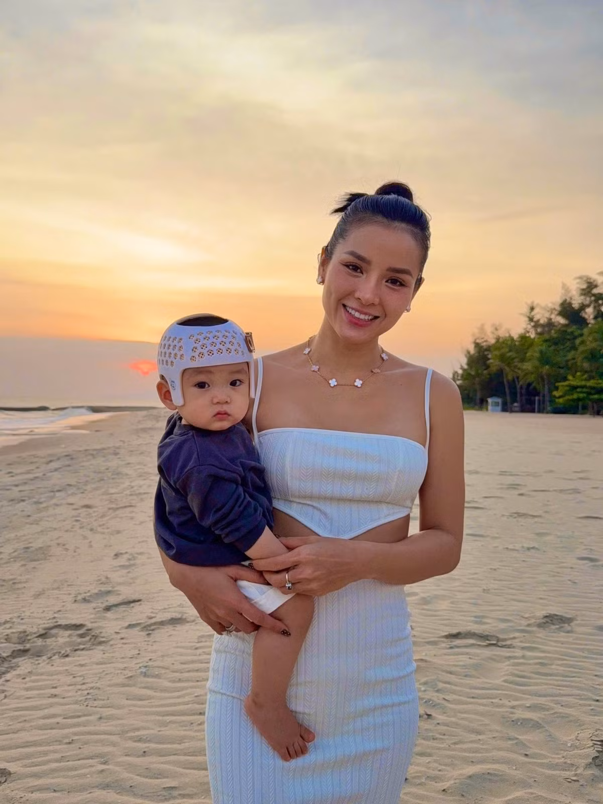 Không ít cư dân mạng dành lời khen cho vóc dáng “gái ba con” của Phương Trinh Jolie.