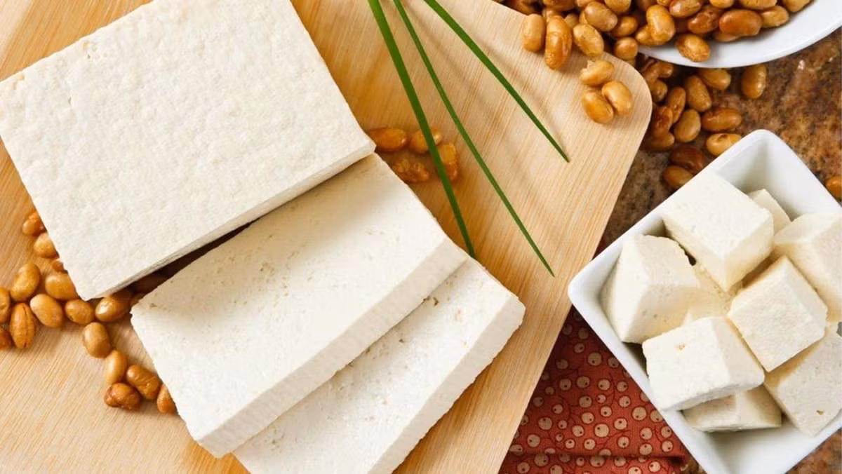 Đậu hũ trắng làm từ đậu nành là nguồn protein thực vật được liệt kê trong nhóm thực phẩm giàu protein phù hợp với chế độ ăn cho người tiểu đường. Đậu hũ có thể kết hợp với rau xanh để tạo thành bữa ăn giàu protein và ít thực phẩm tinh chế. Nên ưu tiên đậu hũ hấp, luộc hoặc sốt với gia vị nhẹ thay vì chiên nhiều dầu. Ảnh: Điện máy Xanh