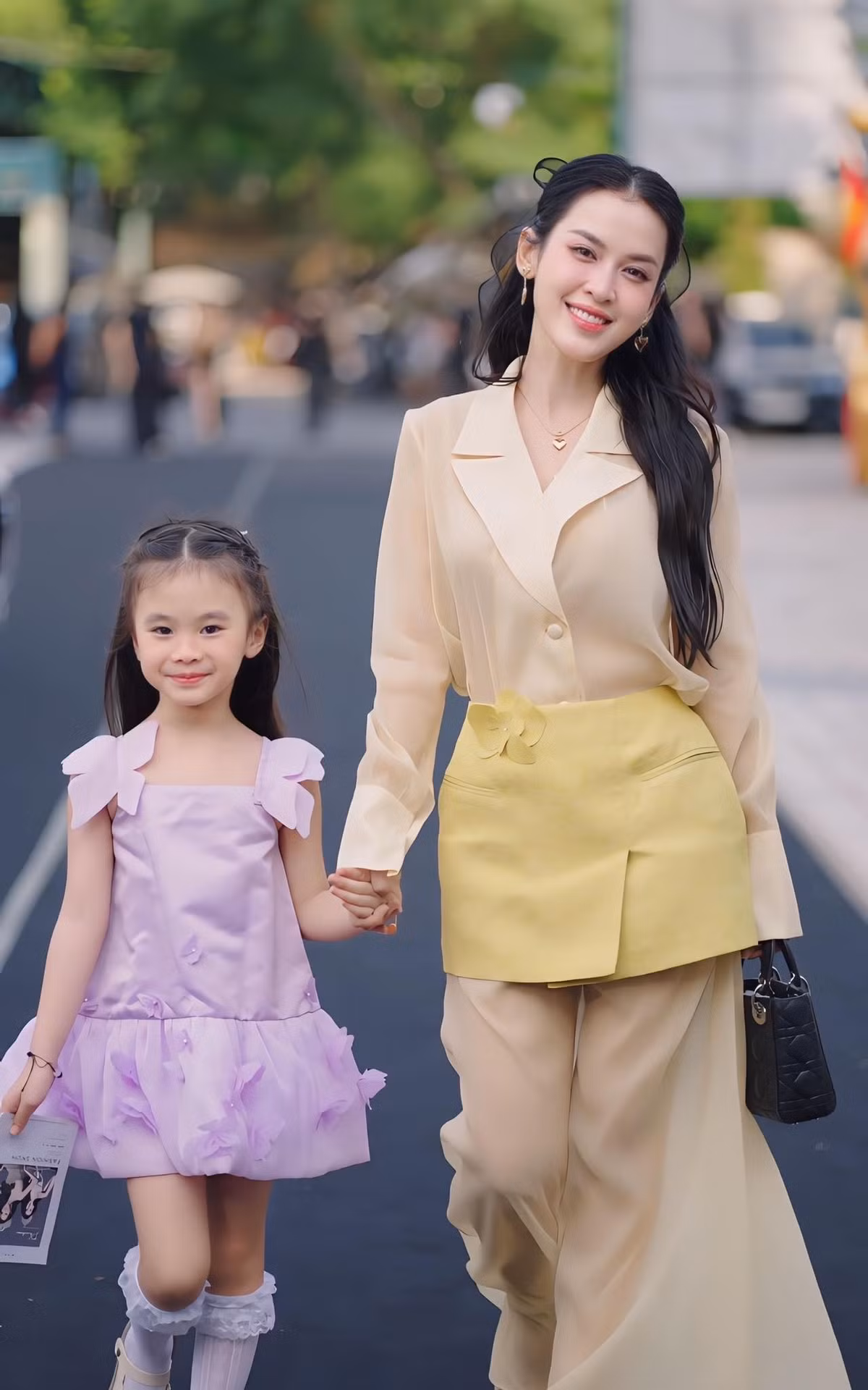 Tin tức sao Việt 8/8: Diễn viên Tú Vi khoe hình ảnh sánh bước cùng ái nữ. Ảnh: FB Lê Tú Vi