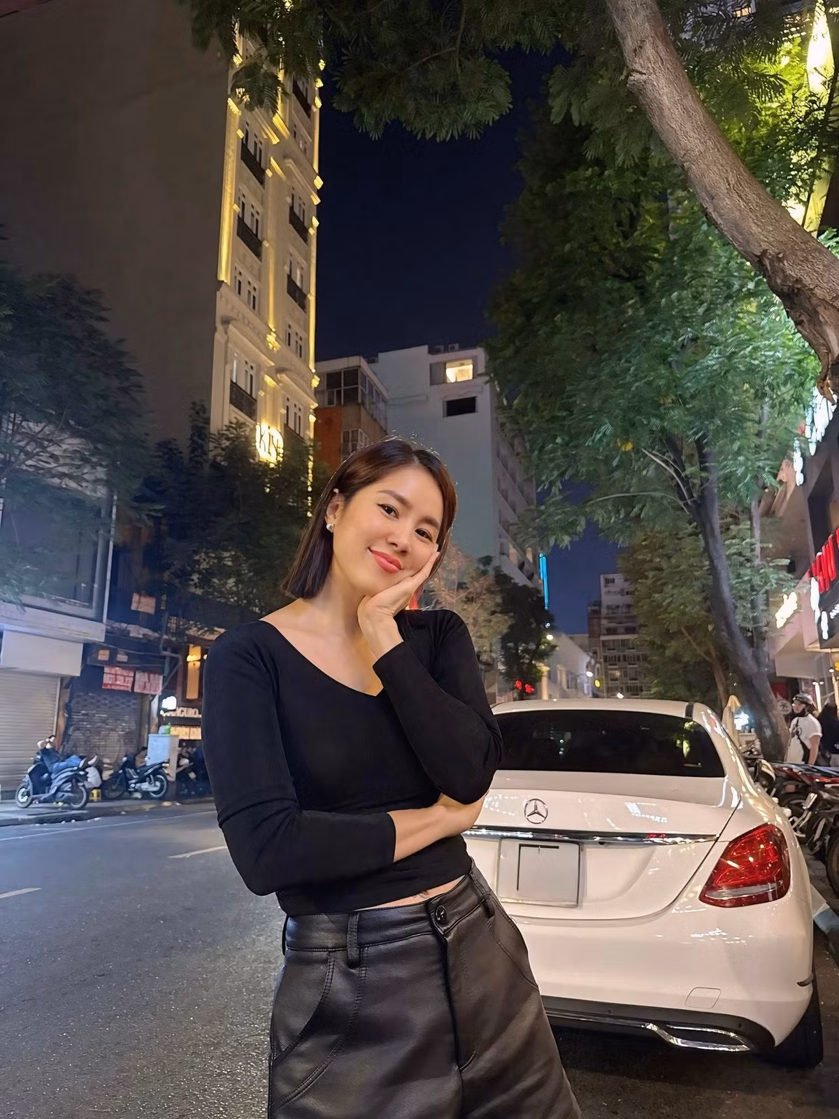 Nhiều người bày tỏ sự tò mò, mong nữ diễn viên chia sẻ bí quyết chăm sóc da cũng như lối sống giúp cô ngày càng trẻ đẹp theo năm tháng.