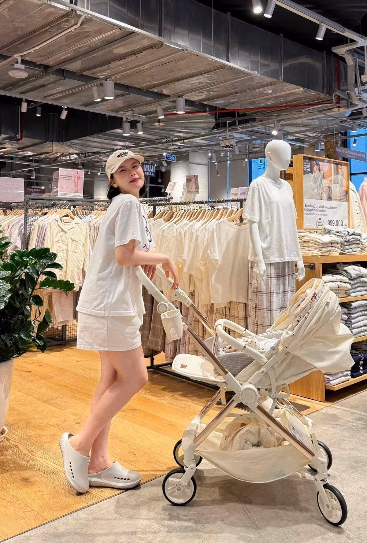 Sau hơn một tháng đón con đầu lòng, vợ chồng diễn viên Tuấn Mõ và hot girl Tuyên Quang Thu Trang mới đây đã có những khoảnh khắc đưa con đi dạo chơi. Hình ảnh đời thường của gia đình cặp đôi nhanh chóng nhận được sự quan tâm từ cộng đồng mạng. Ảnh: FB Vũ Thị Thu Trang