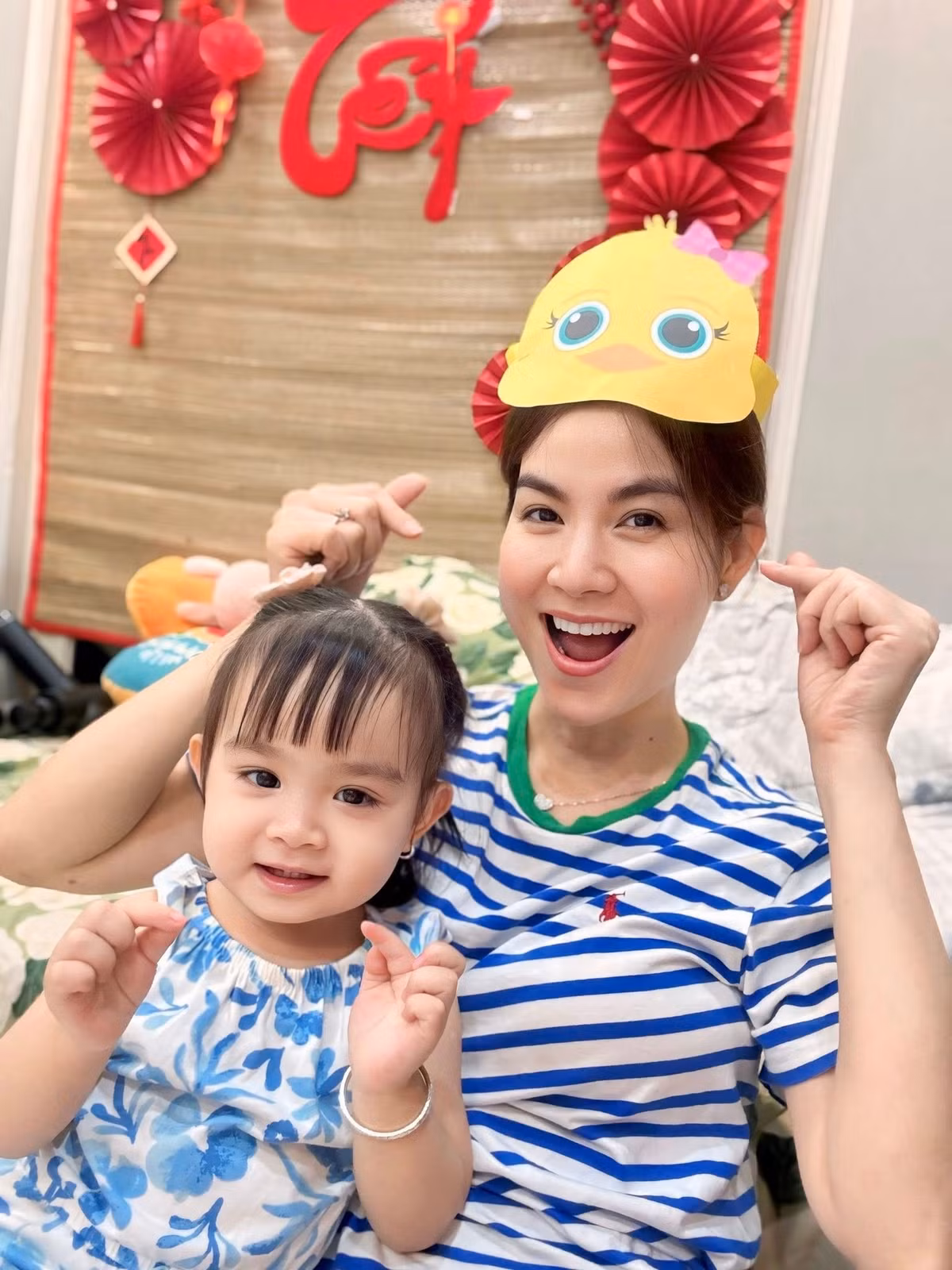 Diễn viên Kha Ly khoe chiếc mũ hình gà mái ngộ nghĩnh do con gái tặng. Ảnh: FB Lại Thị Kha Ly