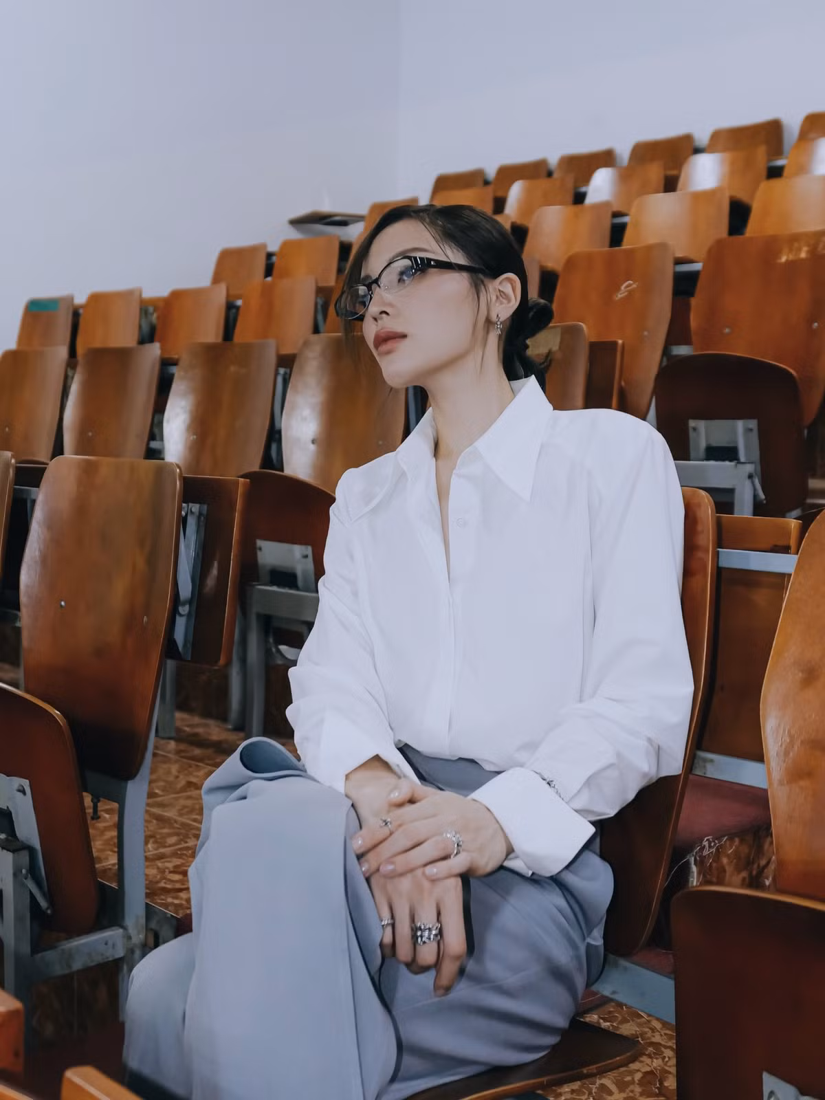 Hoa hậu Kỳ Duyên cá tính khi diện áo sơ mi trắng. Ảnh: FB Nguyen Cao Ky Duyen