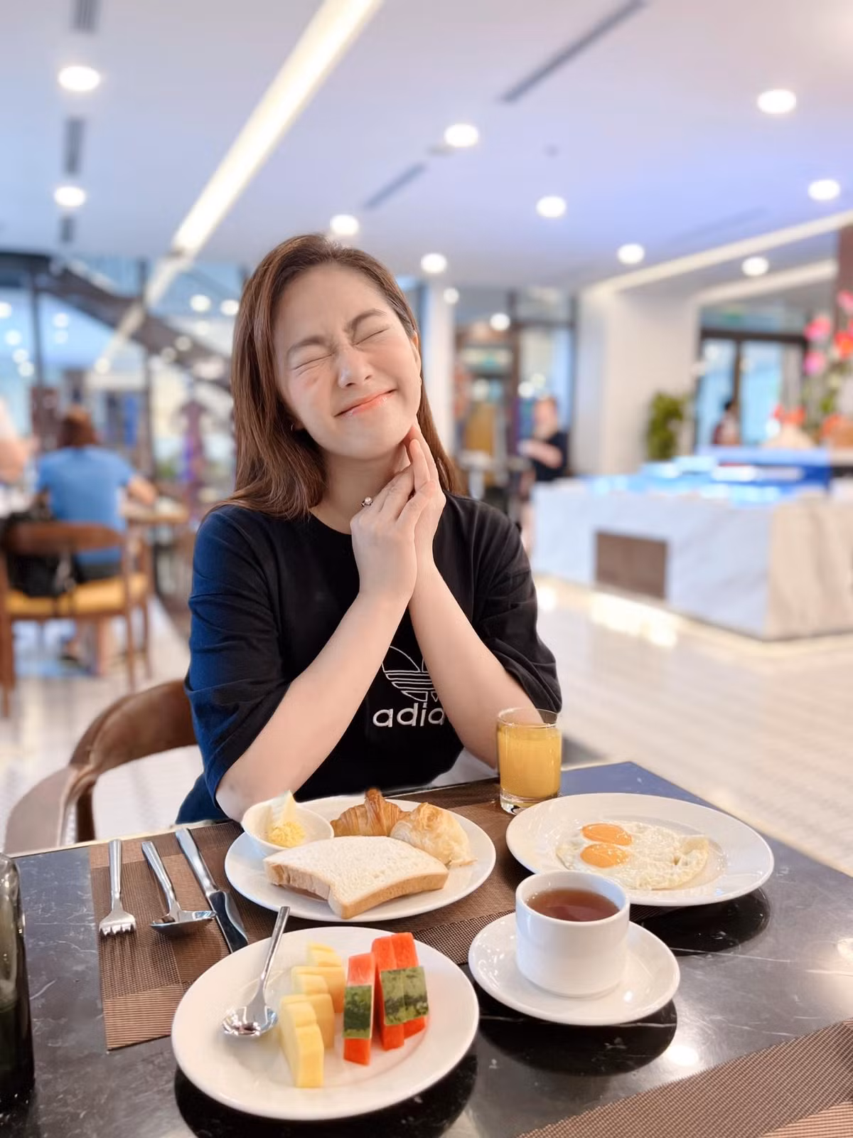 Trên trang cá nhân, Lương Bích Hữu thường xuyên chia sẻ những khoảnh khắc đời thường giản dị nhưng vẫn thu hút sự chú ý nhờ ngoại hình rạng rỡ.