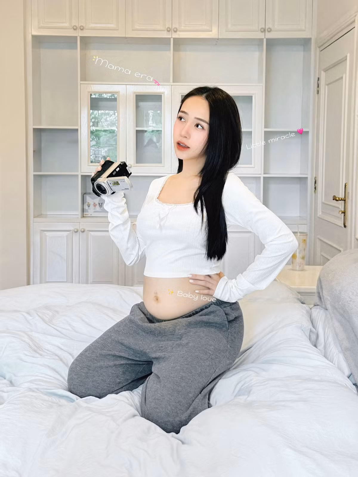 Không chỉ chăm chút hình ảnh, Joyce Phạm còn có một thai kỳ khá năng động. Trong thời gian mang bầu lần 5, cô vẫn thường xuyên đi du lịch và tham gia hỗ trợ các hoạt động kinh doanh của gia đình. Ảnh: FB Phạm Trần Nguyễn Minh Phạm