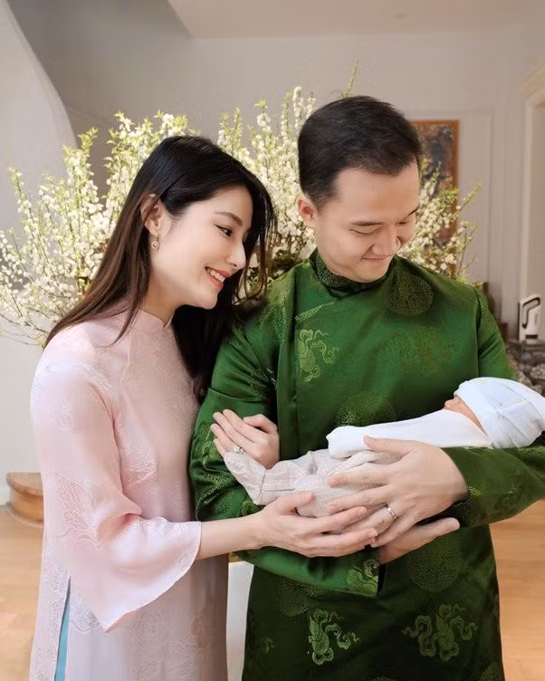 Phải đến vài tháng sau hôn lễ, Diễm My mới hé lộ không gian biệt thự phong cách châu Âu do bố mẹ chồng trao tặng. Món quà cưới giá trị không chỉ gây chú ý bởi sự xa xỉ mà còn là minh chứng cho sự yêu thương, trân trọng mà gia đình chồng dành cho nàng dâu.