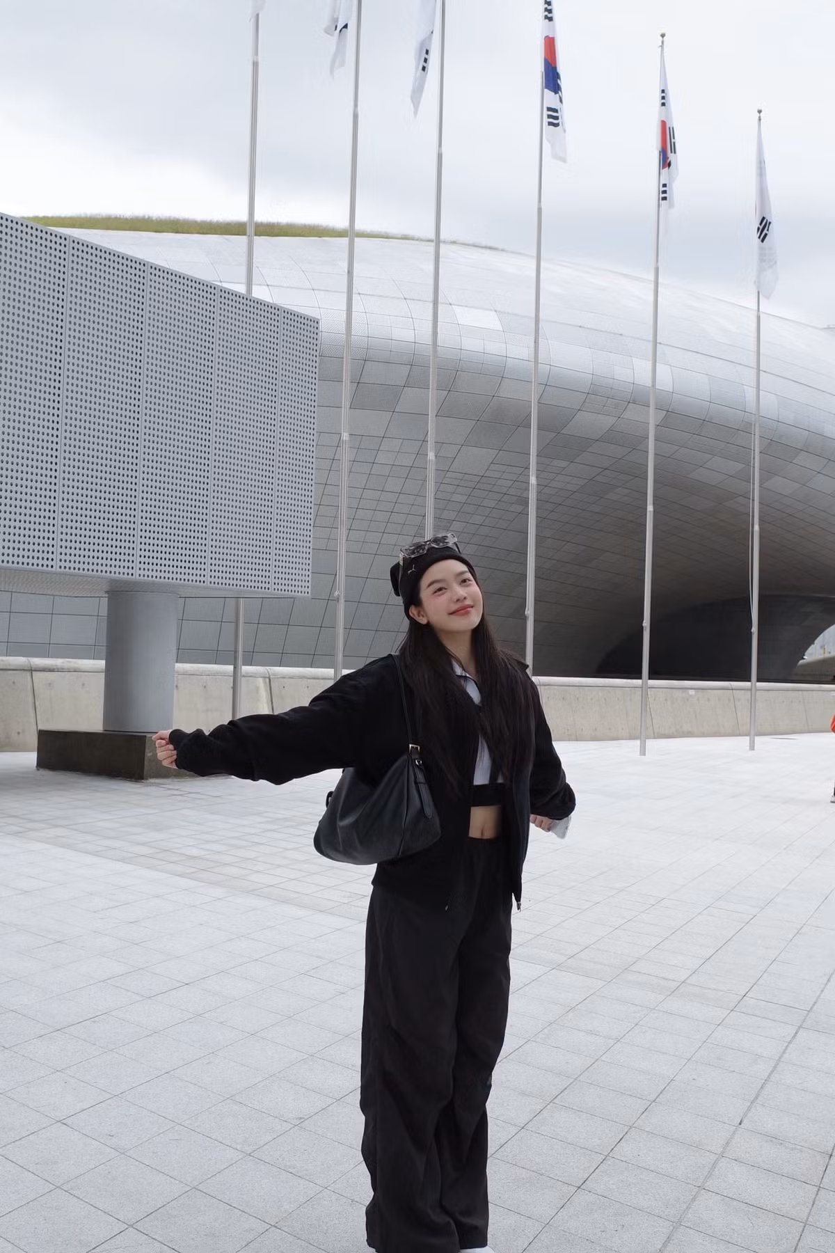 Hoa hậu Thanh Thủy đến chụp ảnh ở quảng trường Dongdaemun Design Plaza nhân dịp sang Seoul công tác. Ảnh: FB Huỳnh Thị Thanh Thủy