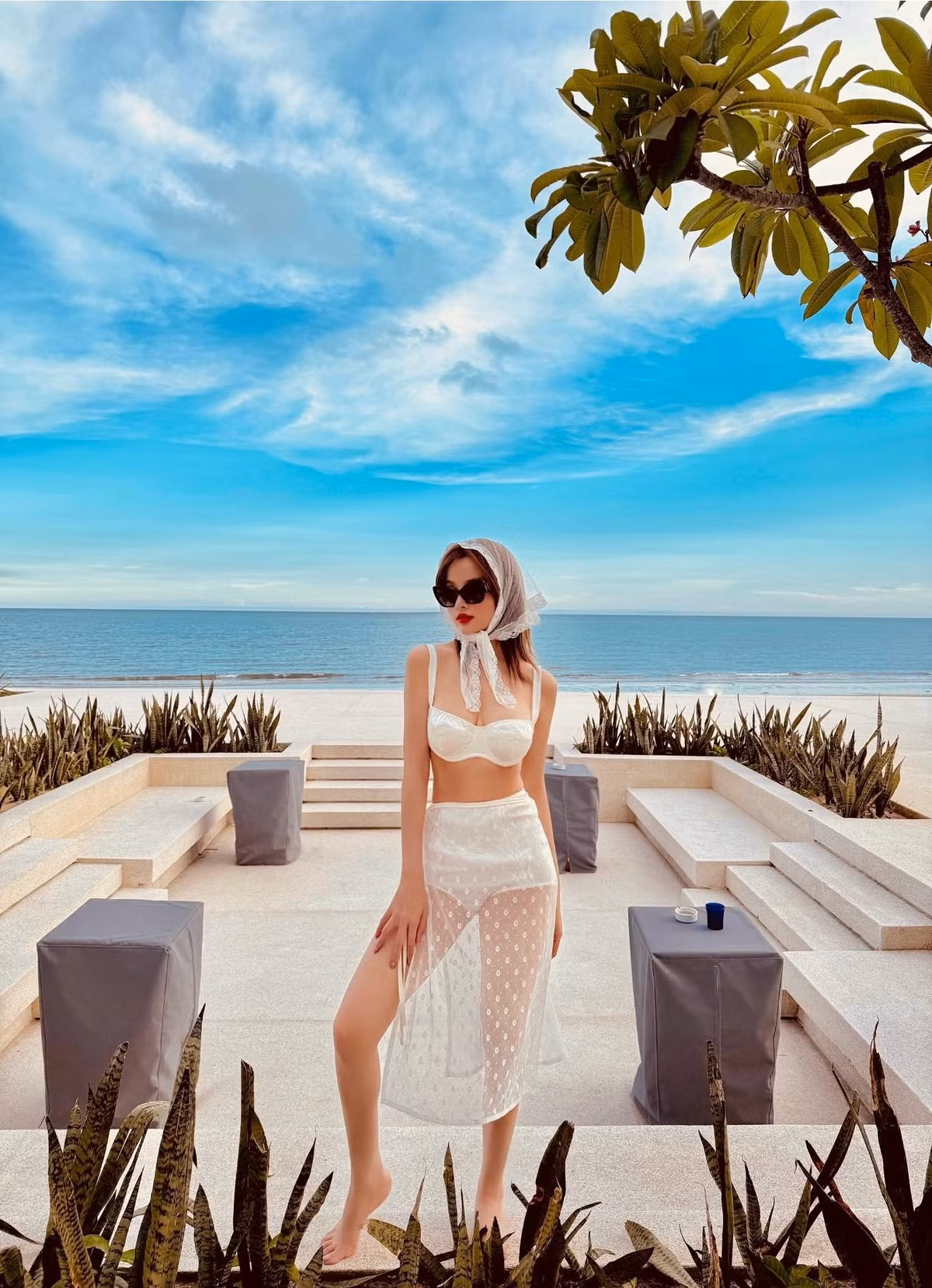 Huyền Baby thường xuyên lựa chọn diện váy ngắn hoặc quần shorts để khoe lợi thế đôi chân.