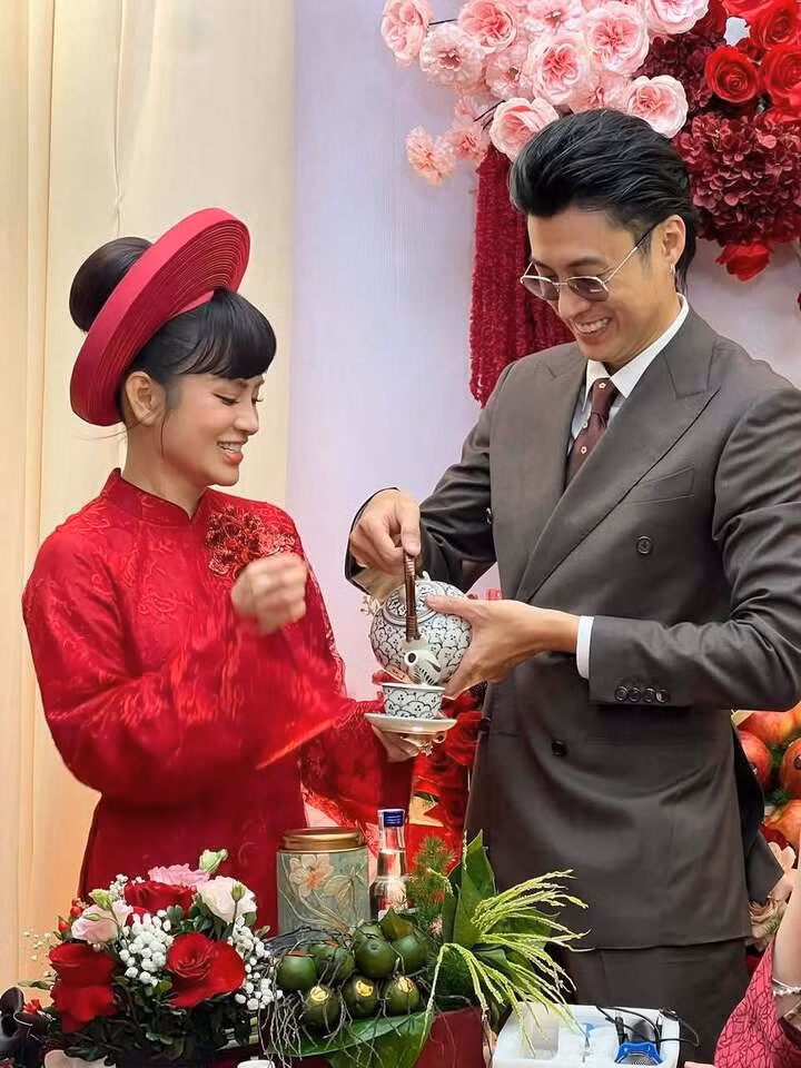 Ngọc Mai rạng rỡ trong trang phục cưới truyền thống, còn Vương Anh Ole liên tục nở nụ cười khi đứng cạnh bạn đời.