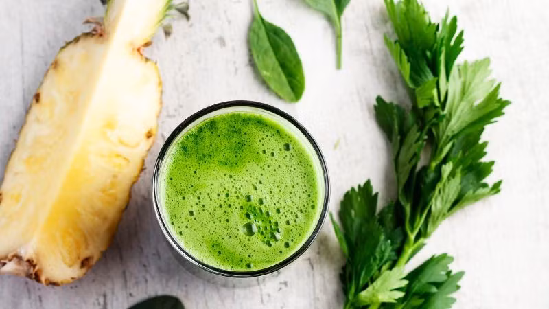 Nước ép cần tây chứa nhiều hợp chất chống oxy hóa mạnh như apigenin và luteolin. Những chất này giúp giảm viêm, bảo vệ tế bào khỏi các tổn thương do gốc tự do gây ra.